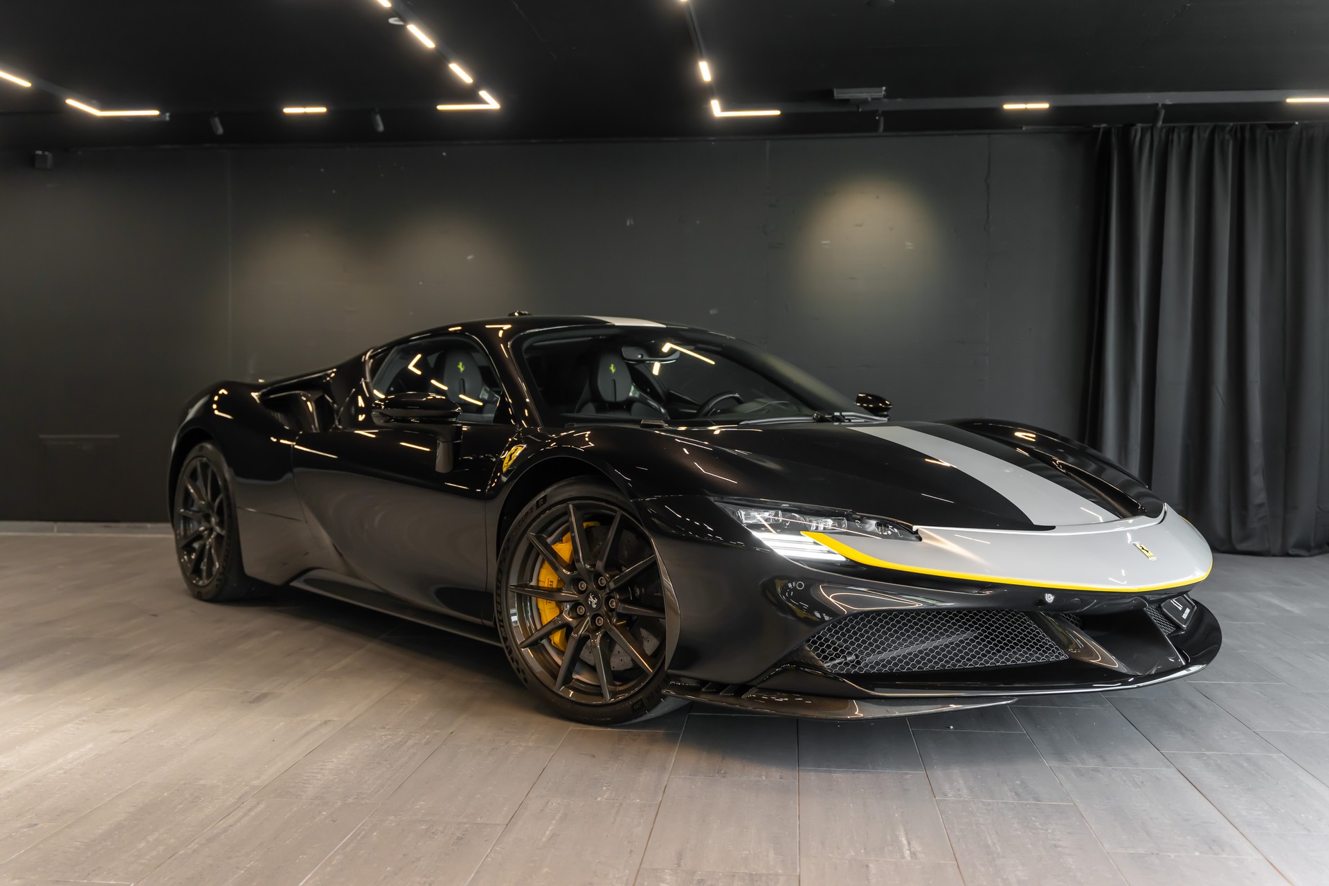 FERRARI SF90 Stradale Assetto-Fiorano / Full Carbon Interieur & Exterieur / CH Auto / Traum Ausstattung / Ferrari Garantie