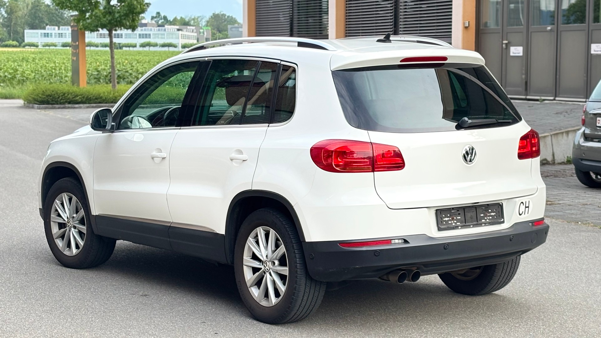 VW Tiguan 2.0 TDI BMT Design 4Motion DSG-image-2