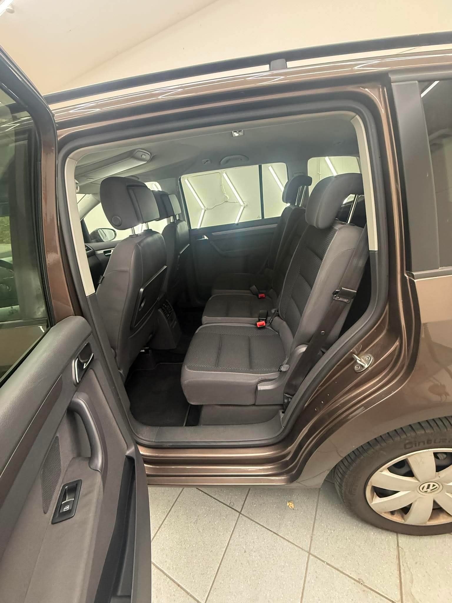 VW Touran 1.4 TSI EcoFuel Team DSG-image-4