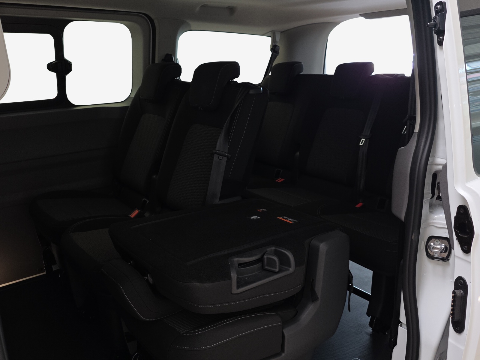 VW Transporter Kombi 2.0 TDI-image-13