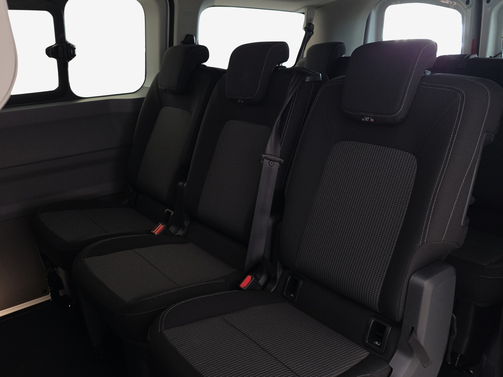 VW Transporter Kombi 2.0 TDI-image-11