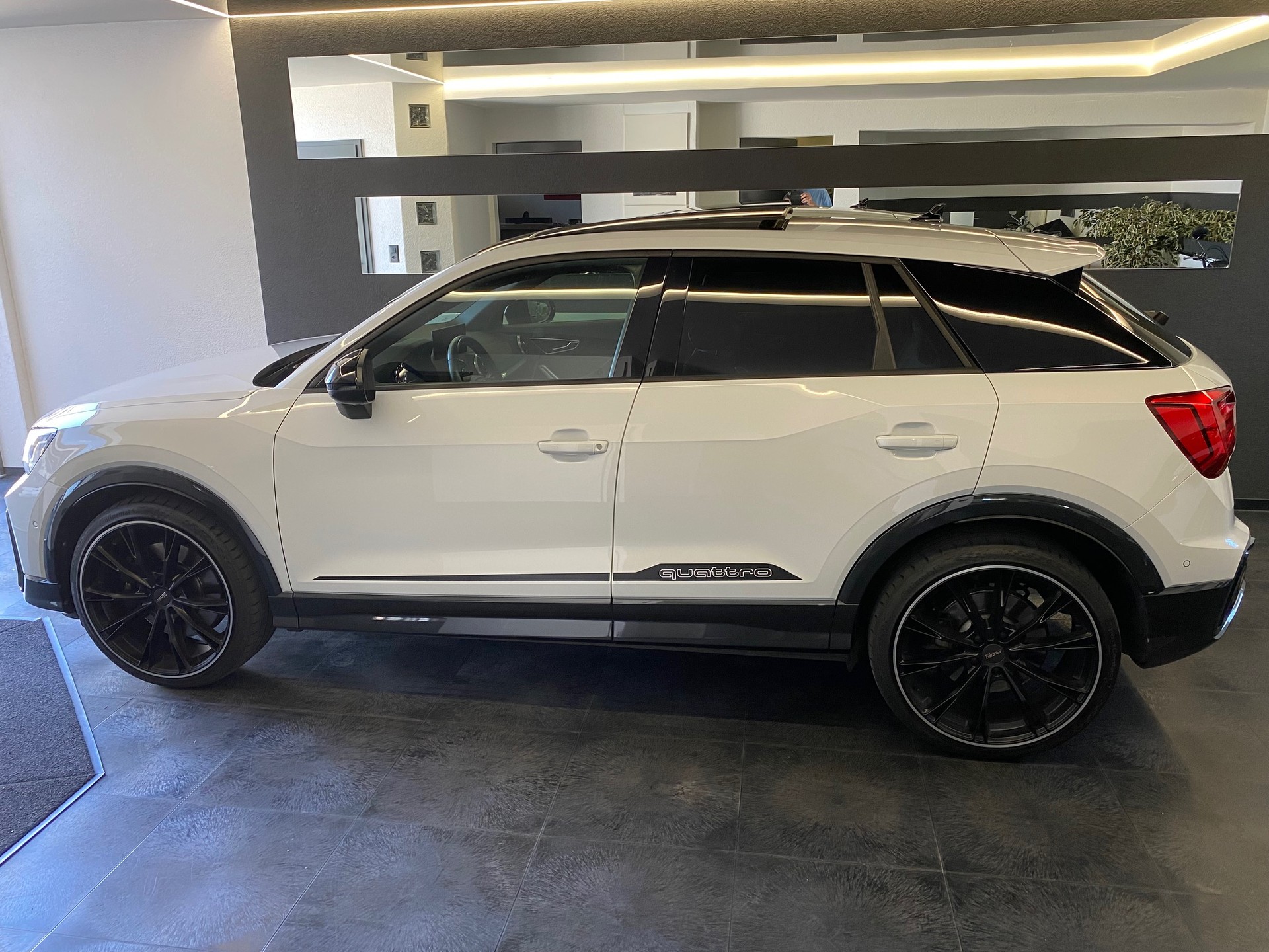 AUDI SQ2 TFSI quattro S-tronic CH-Fahrzeug Top Ausstattung 20" 19" AHK abnehmbar Original ab Werkg-image-2