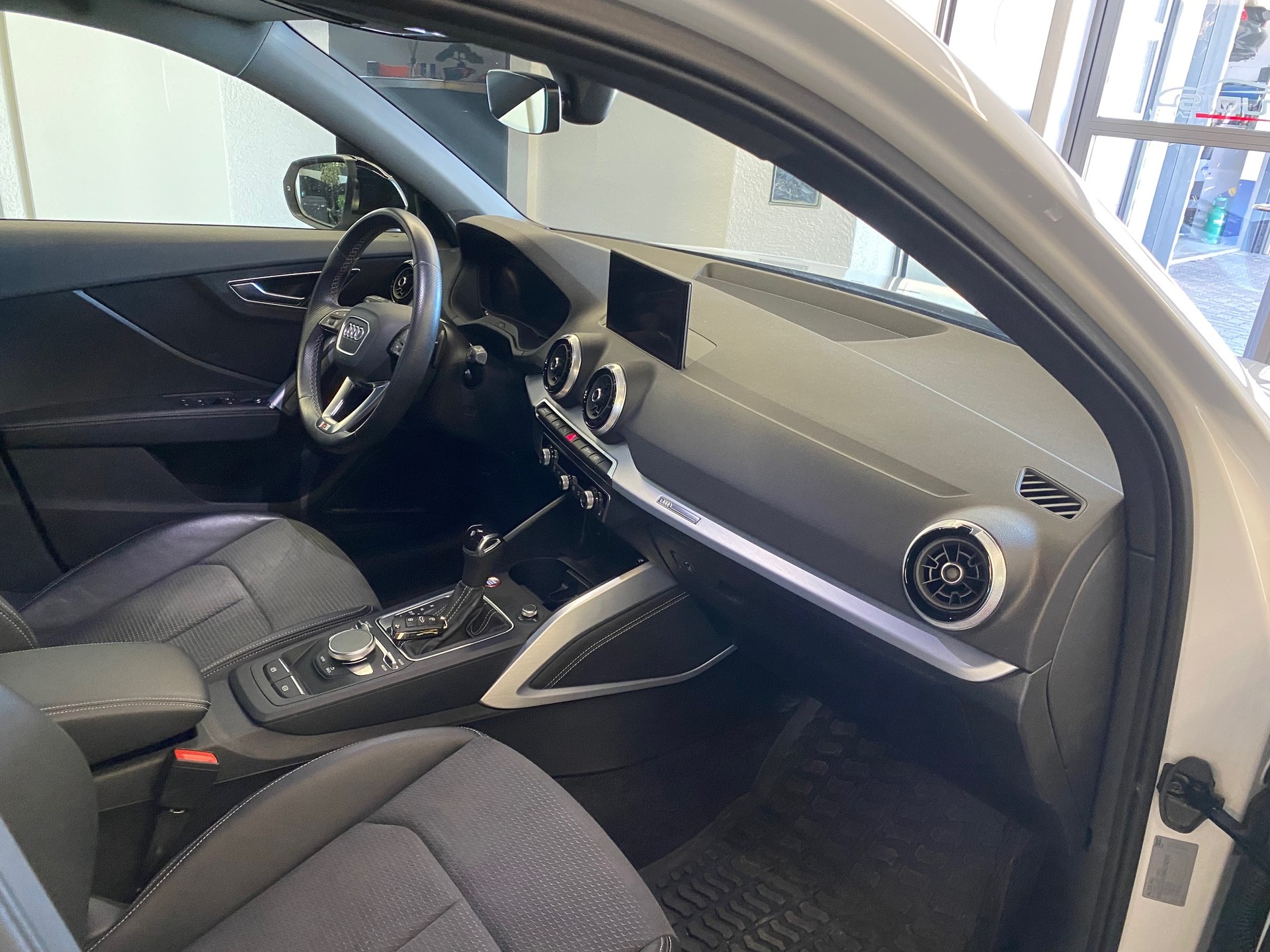 AUDI SQ2 TFSI quattro S-tronic CH-Fahrzeug Top Ausstattung 20" 19" AHK abnehmbar Original ab Werkg-image-9