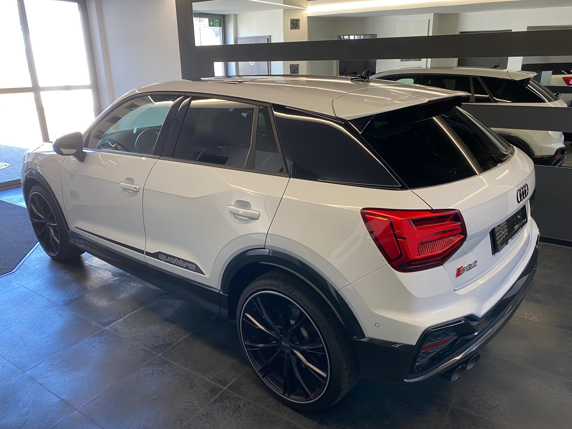 AUDI SQ2 TFSI quattro S-tronic CH-Fahrzeug Top Ausstattung 20" 19" AHK abnehmbar Original ab Werkg-image-3