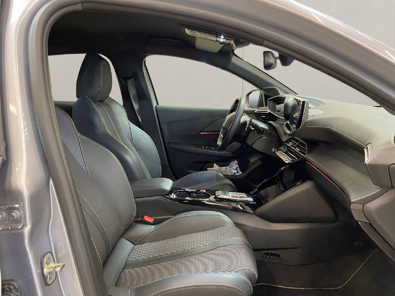 PEUGEOT 208 1.2 Hybrid 145 GT-image-9