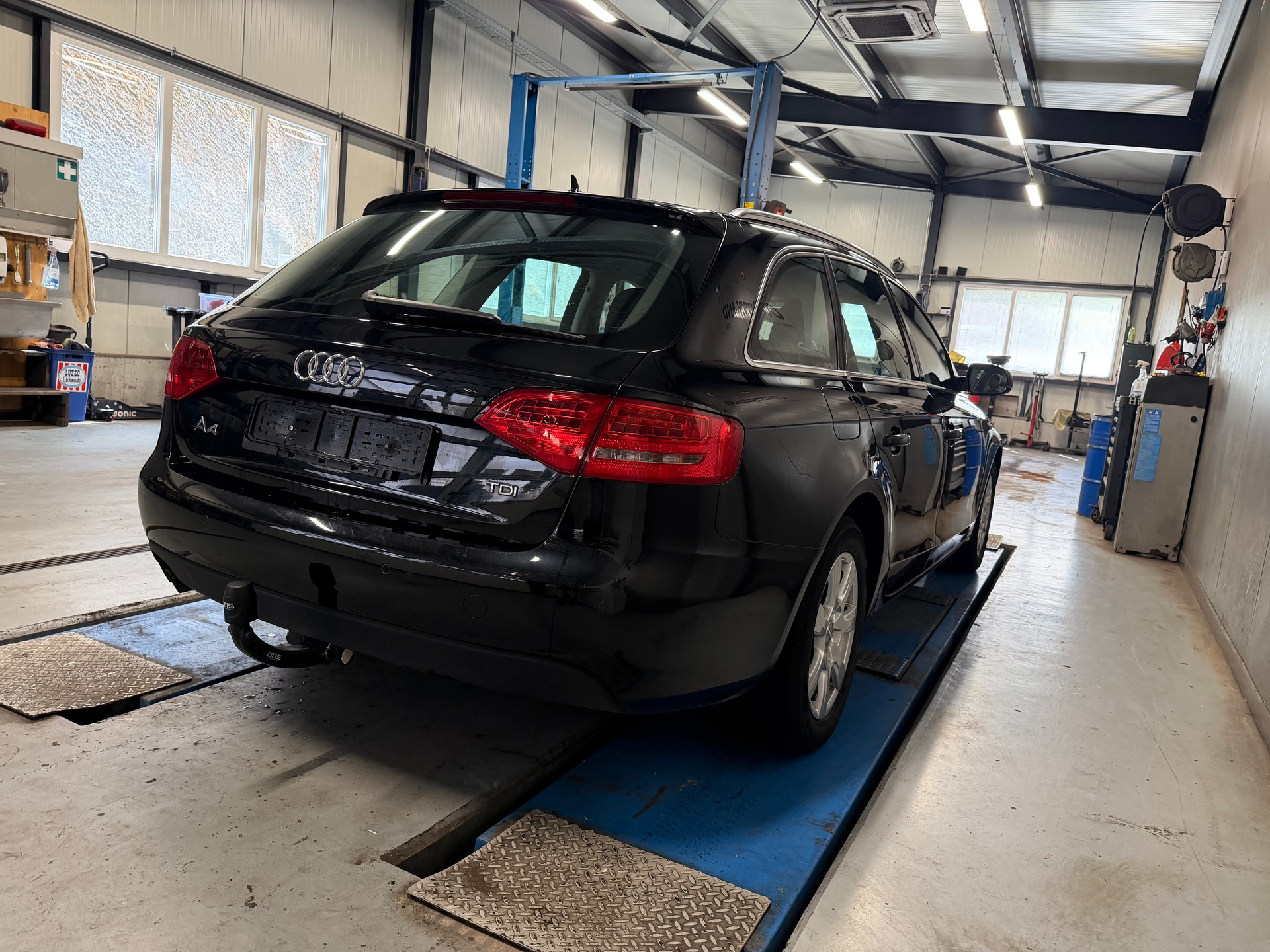 AUDI A4 Avant 2.0 TDI quattro-image-4