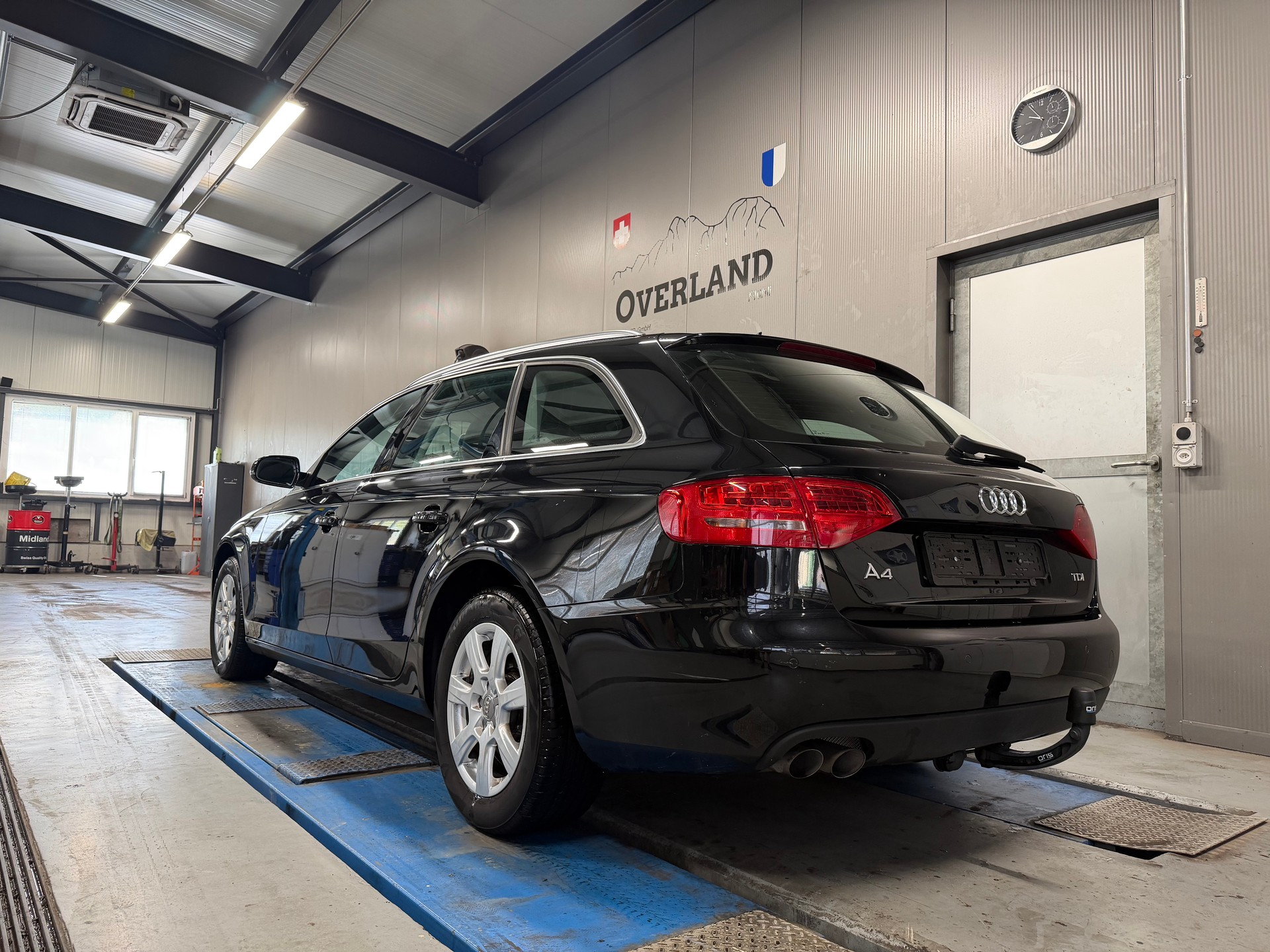 AUDI A4 Avant 2.0 TDI quattro-image-2