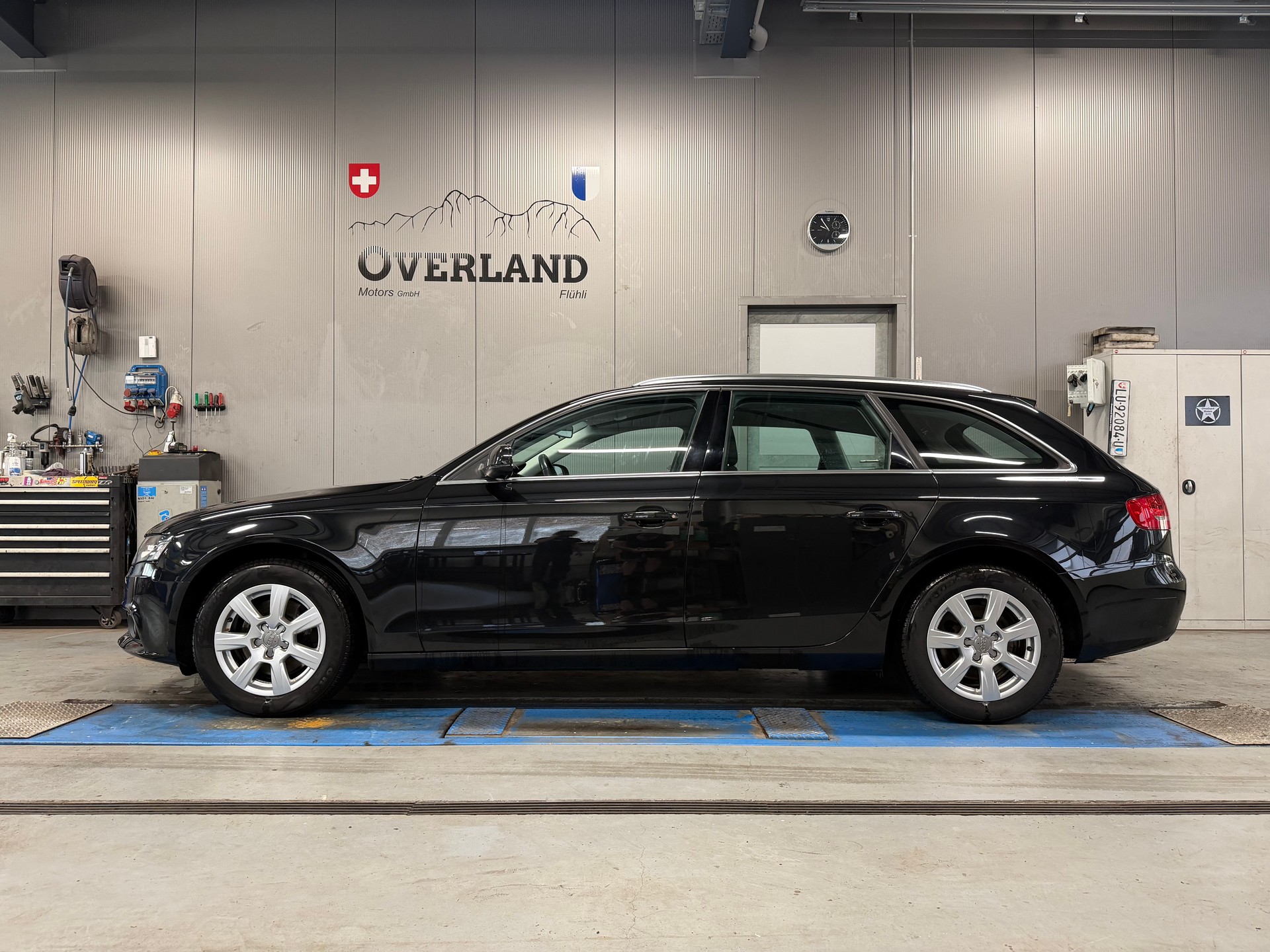 AUDI A4 Avant 2.0 TDI quattro-image-1