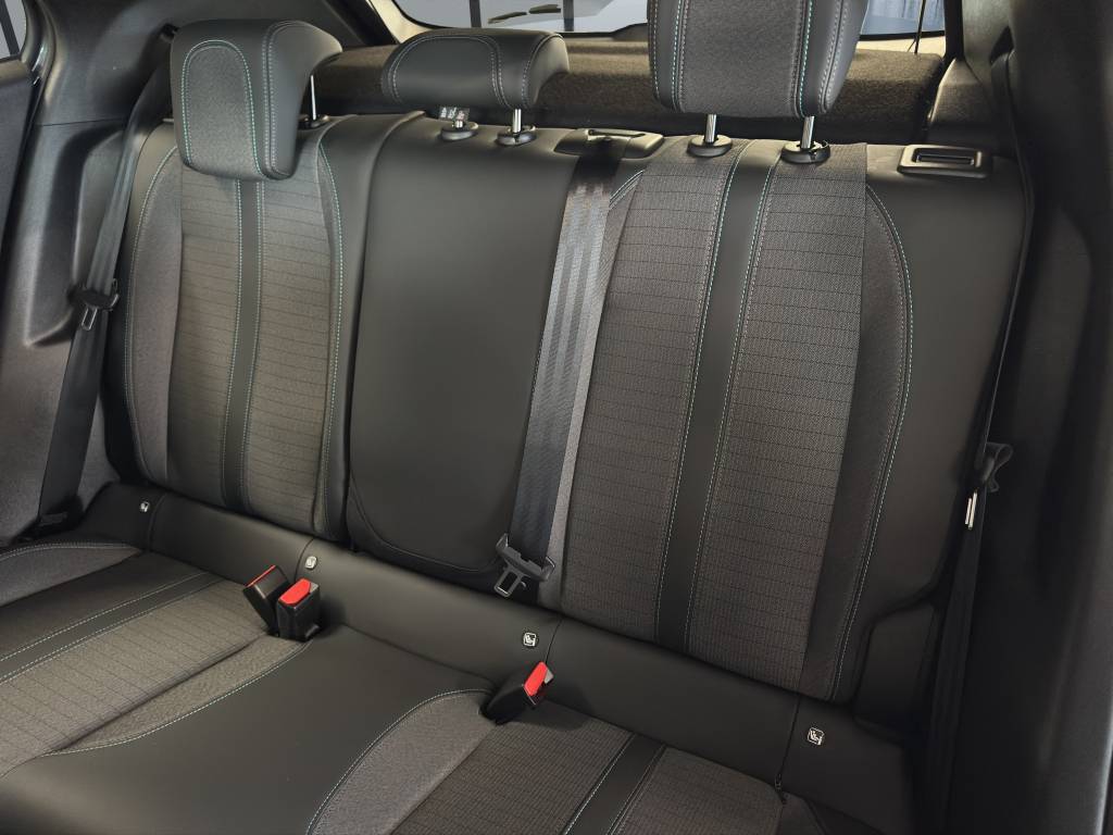 PEUGEOT 2008 1.2 PureTech Allure Pack EAT8-image-8