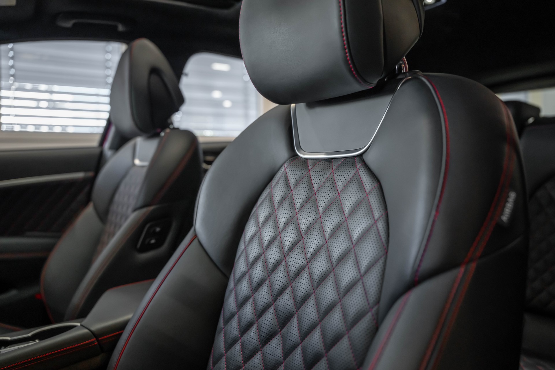 GENESIS G70 Shooting Brake 2.2 CRDI Sport AT8-image-12