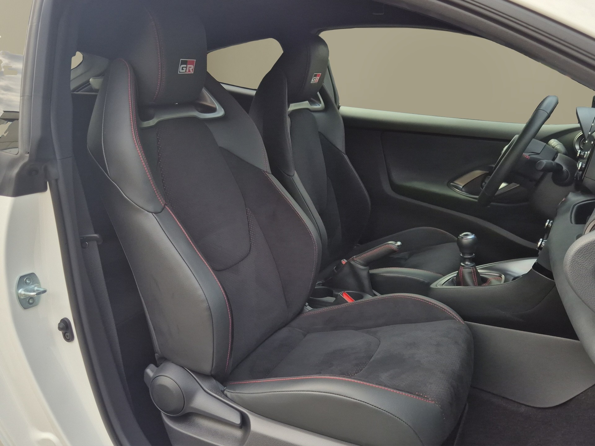TOYOTA Yaris 1.6 GR Sport-image-16