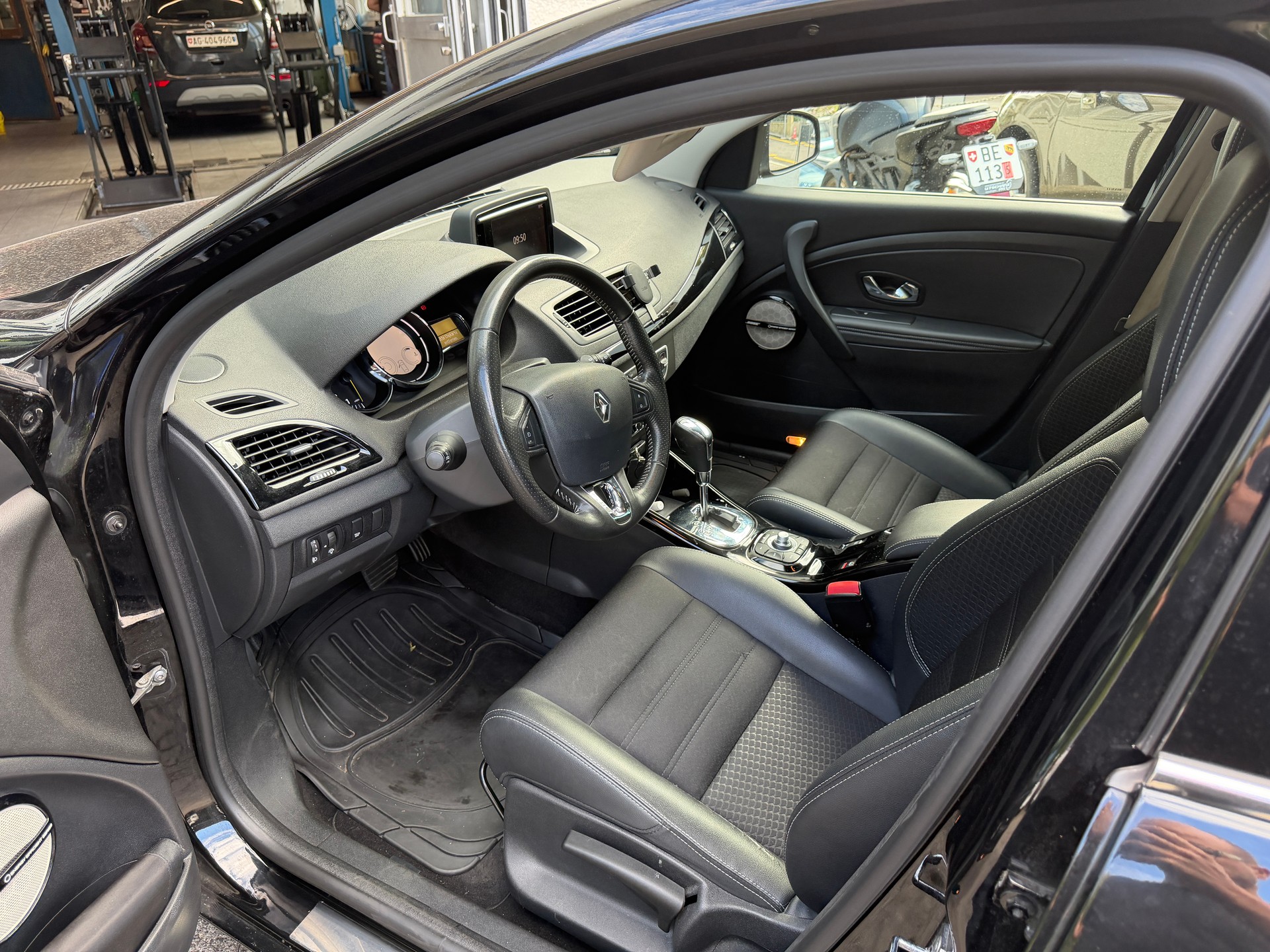 RENAULT Mégane Grandtour 1.2 16V Turbo Bose EDC-image-1