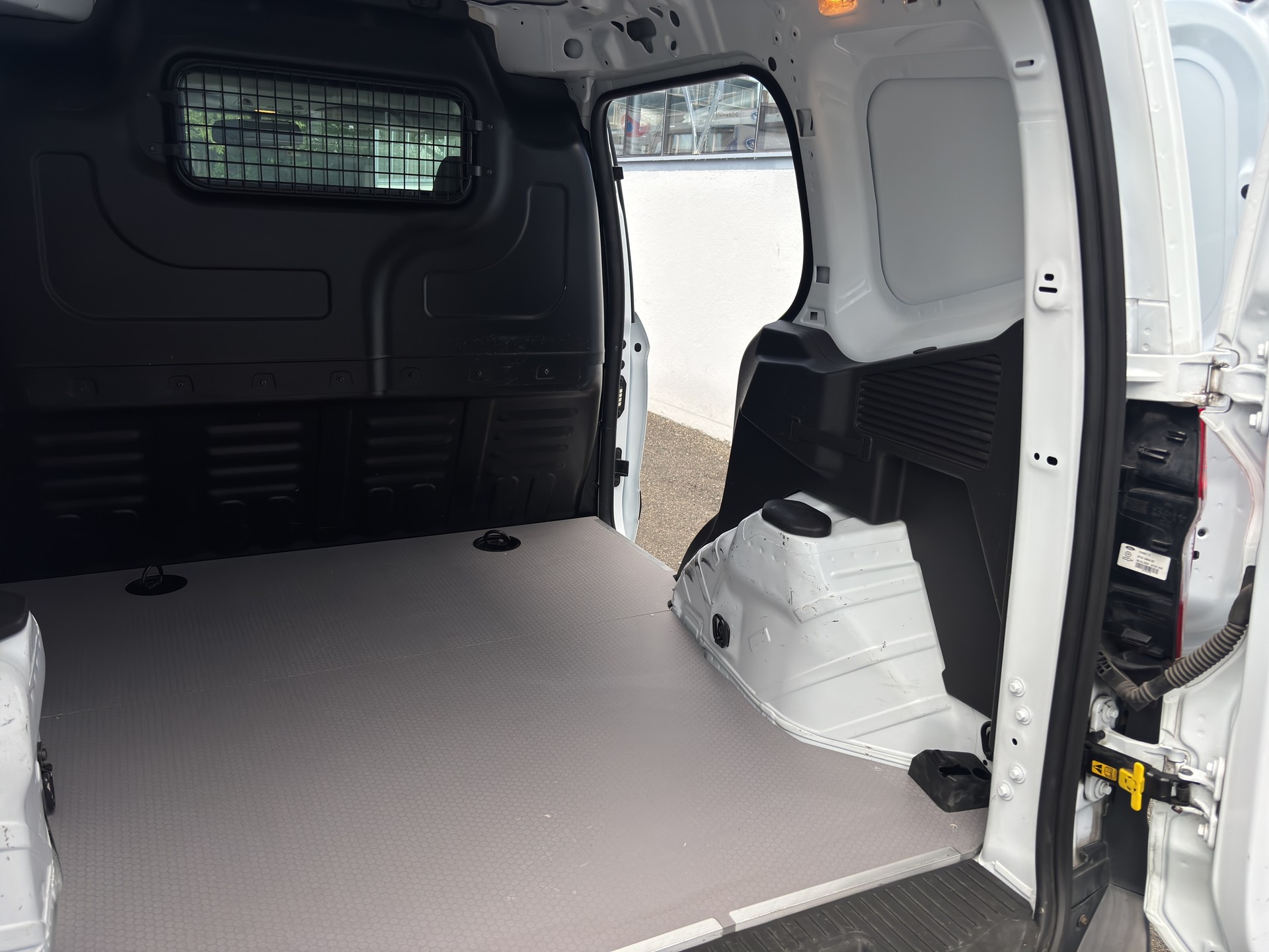 FORD Transit Courier Van 1.0 EcoBoost Trend-image-12