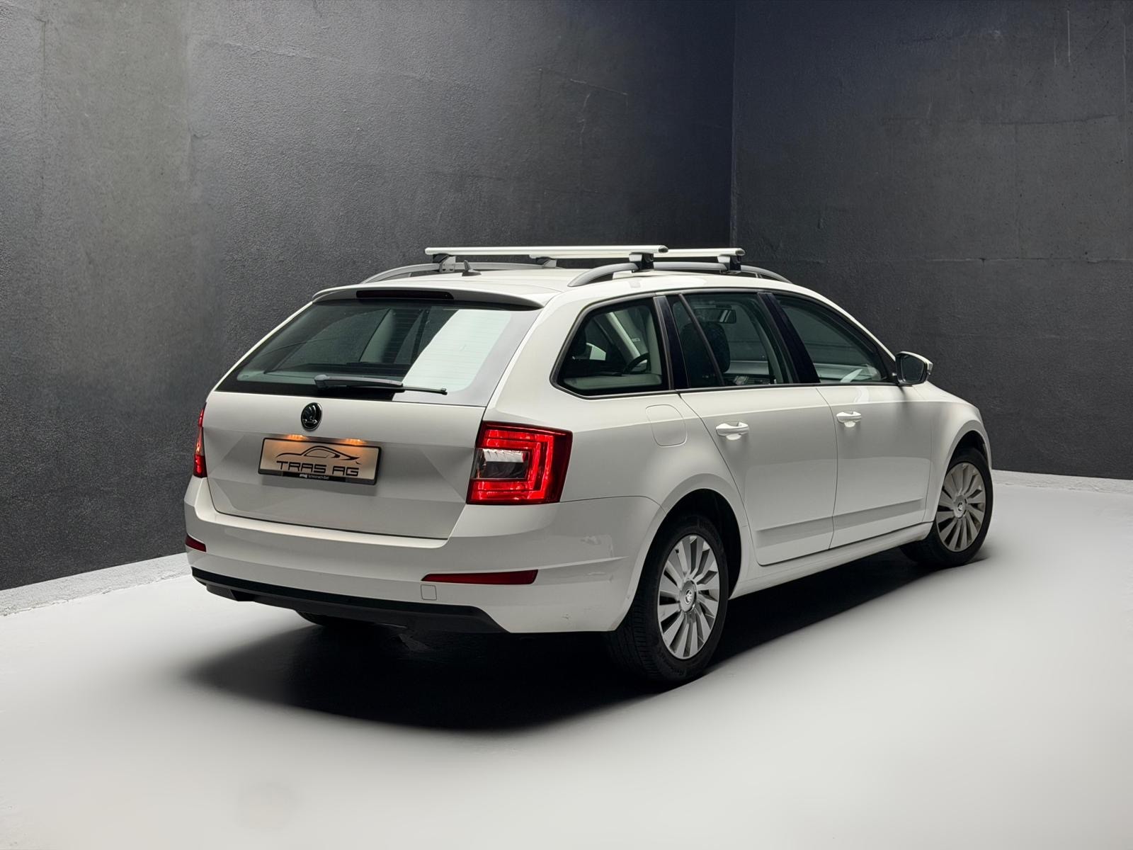 SKODA Octavia Combi 1.6 TDI Ambition DSG • ab MfK & Service-image-2