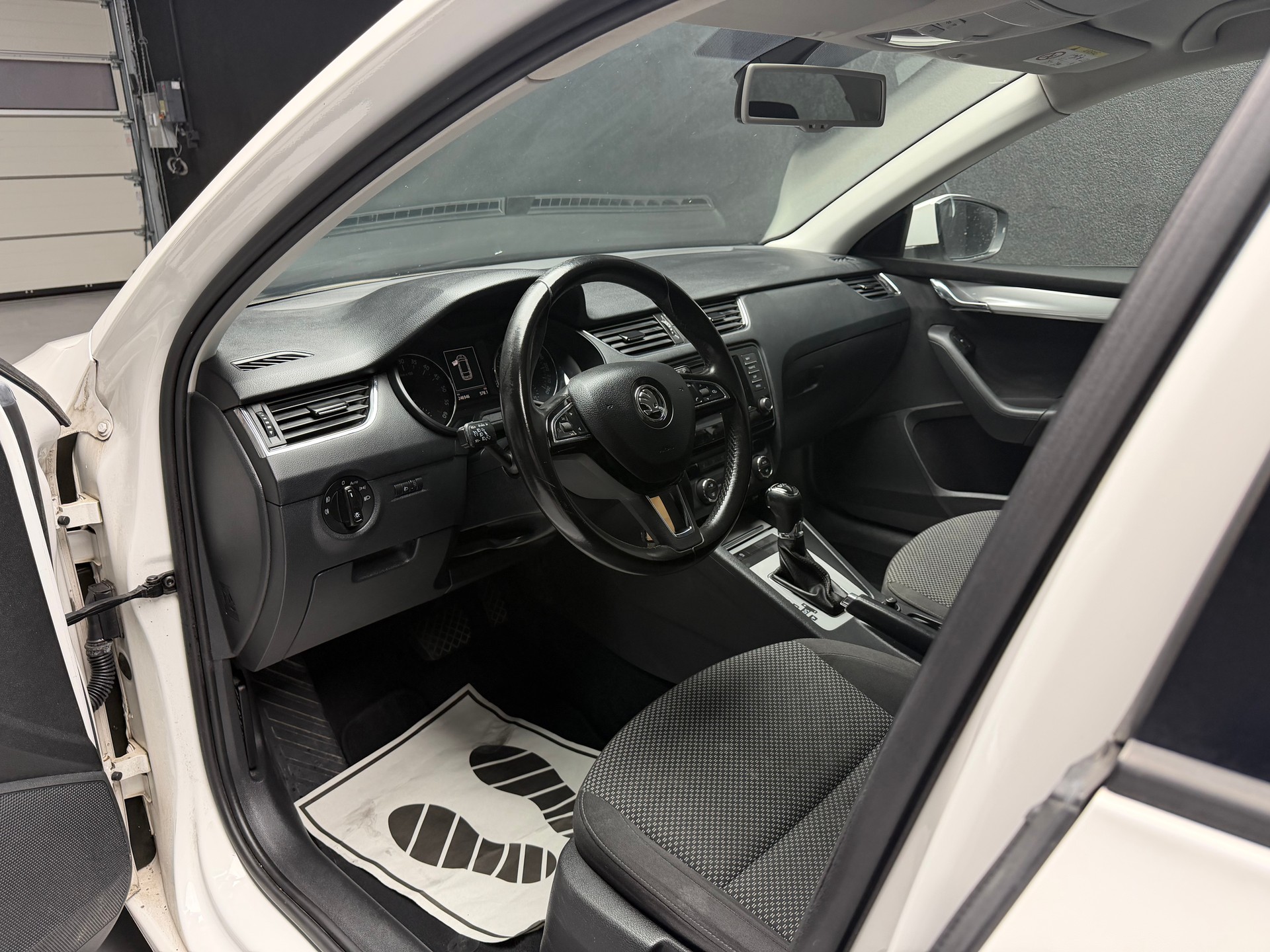 SKODA Octavia Combi 1.6 TDI Ambition DSG • ab MfK & Service-image-4
