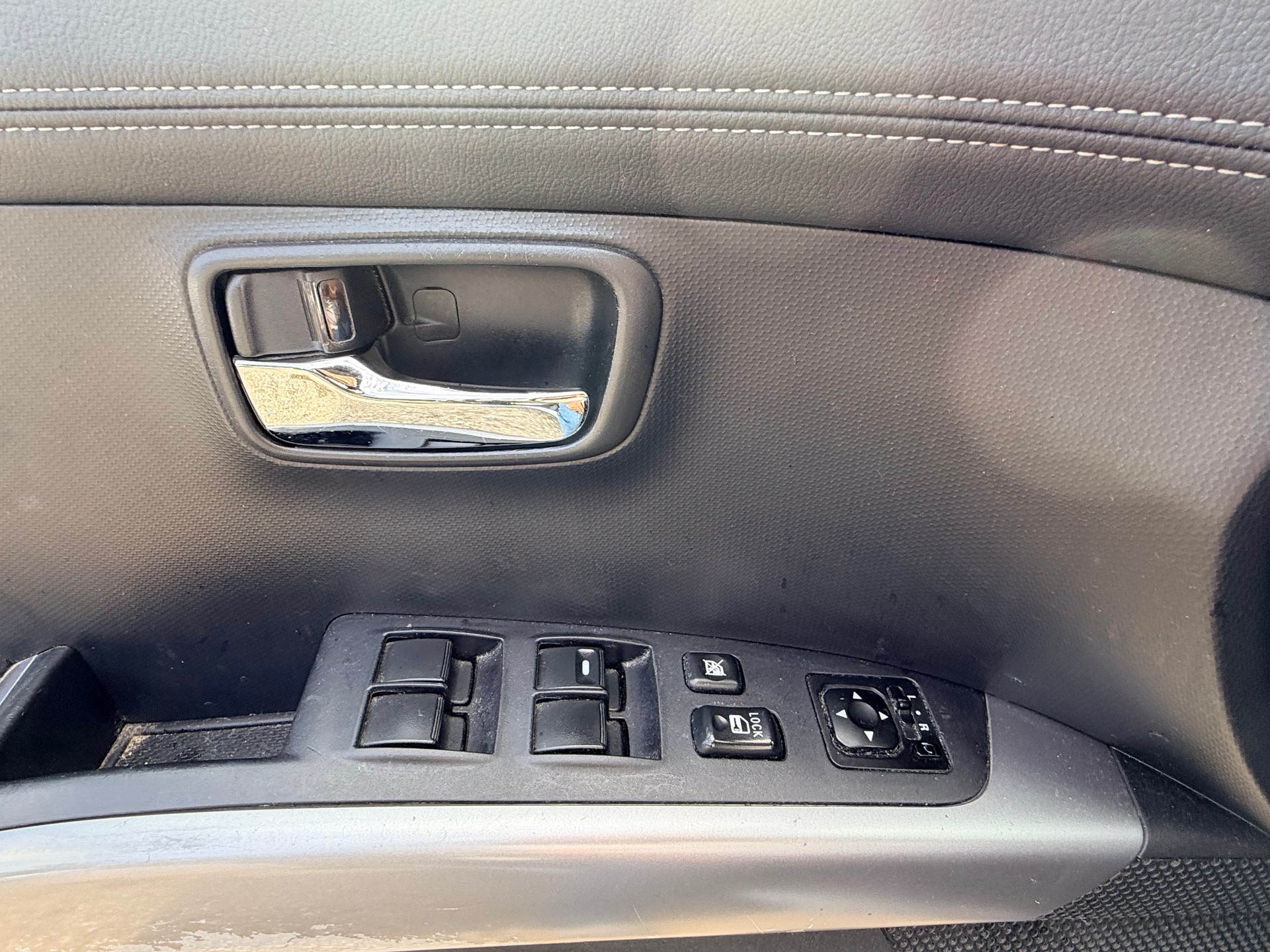 PEUGEOT 4007 2.2 HDi Lion Edition DCS6-image-13