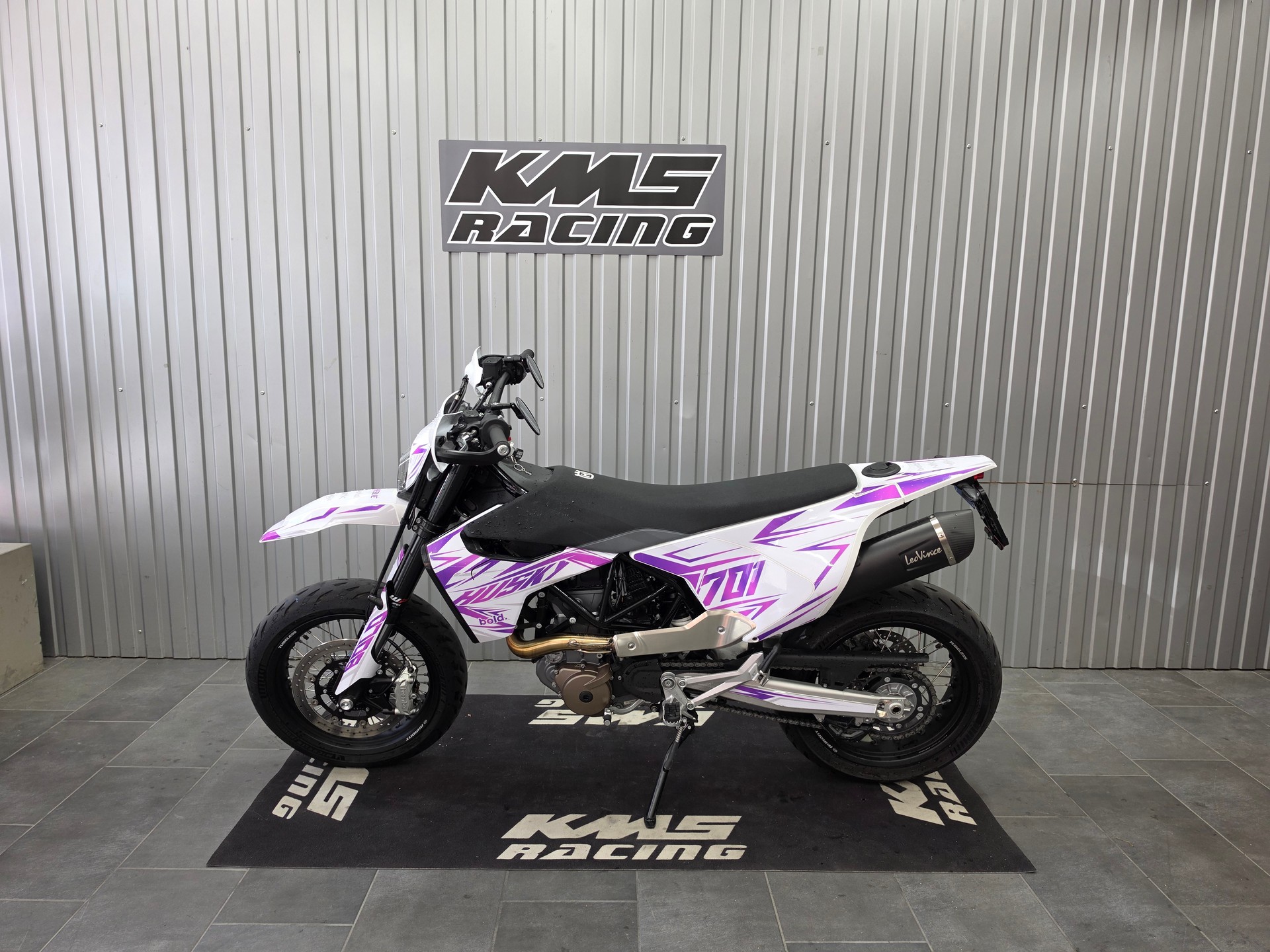 HUSQVARNA 701 Supermoto (35kW)-showroom-element-1