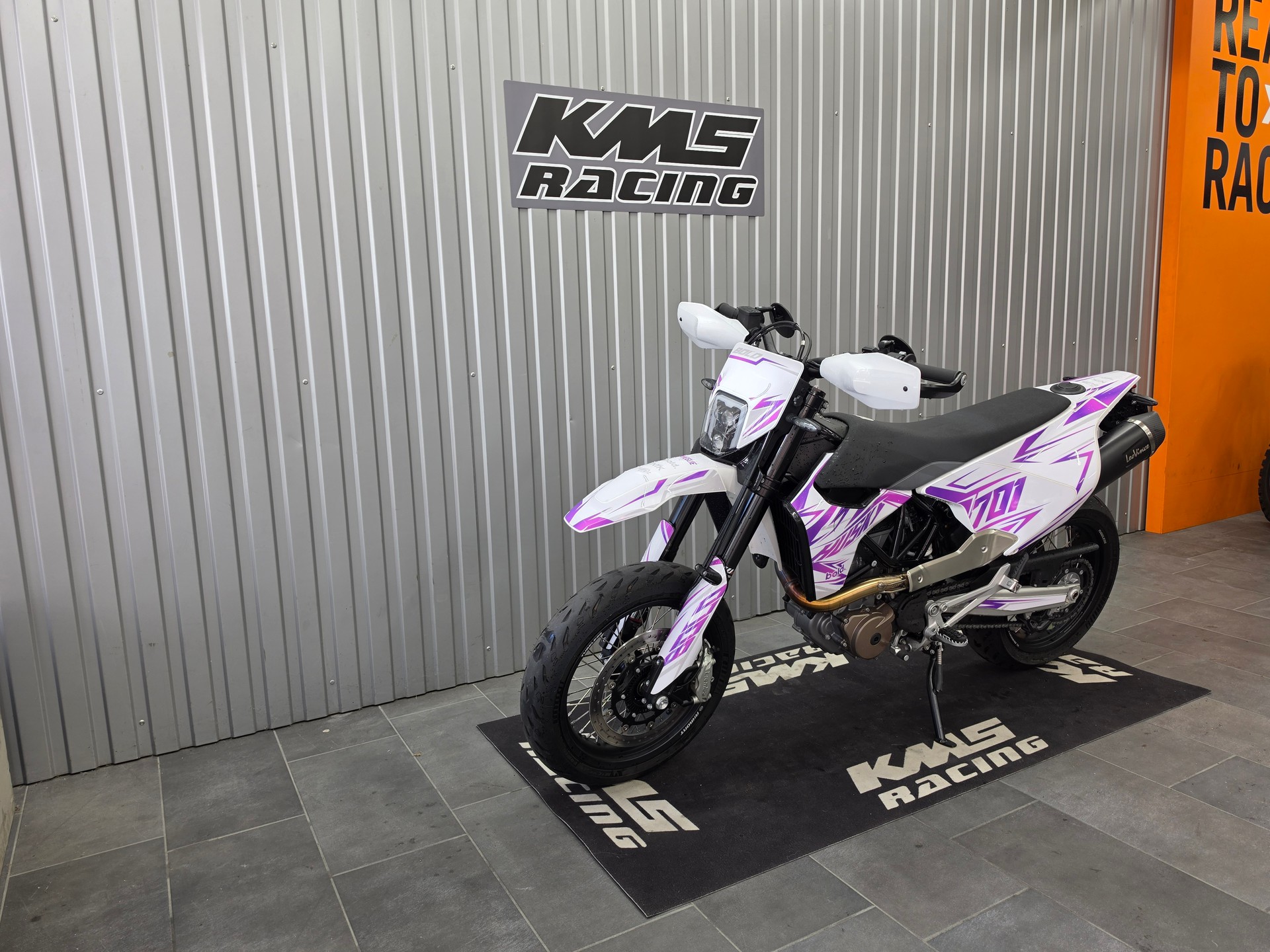HUSQVARNA 701 Supermoto (35kW)-showroom-element-2