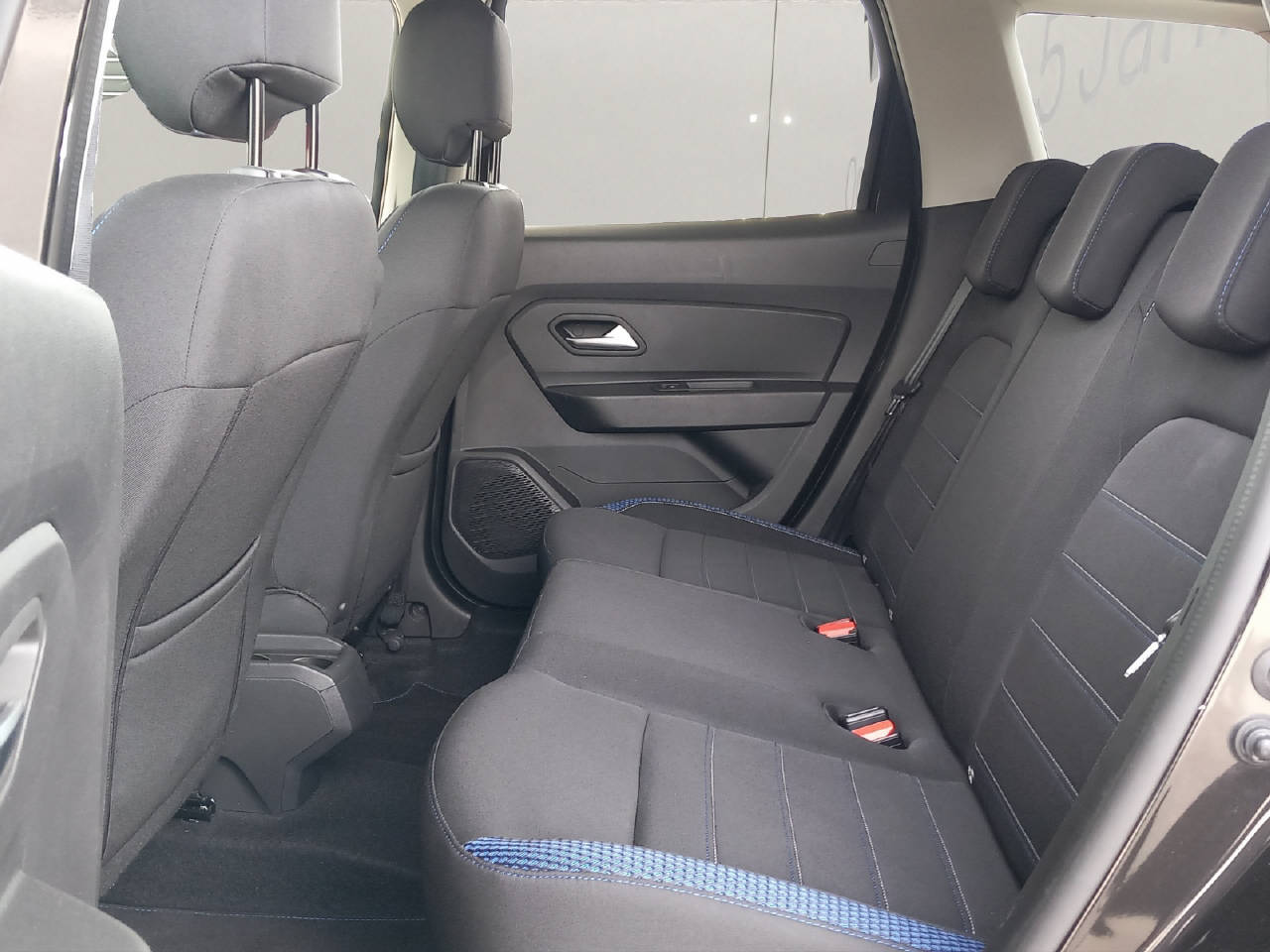 DACIA Duster 1.3 TCe Celebration 4WD-image-9