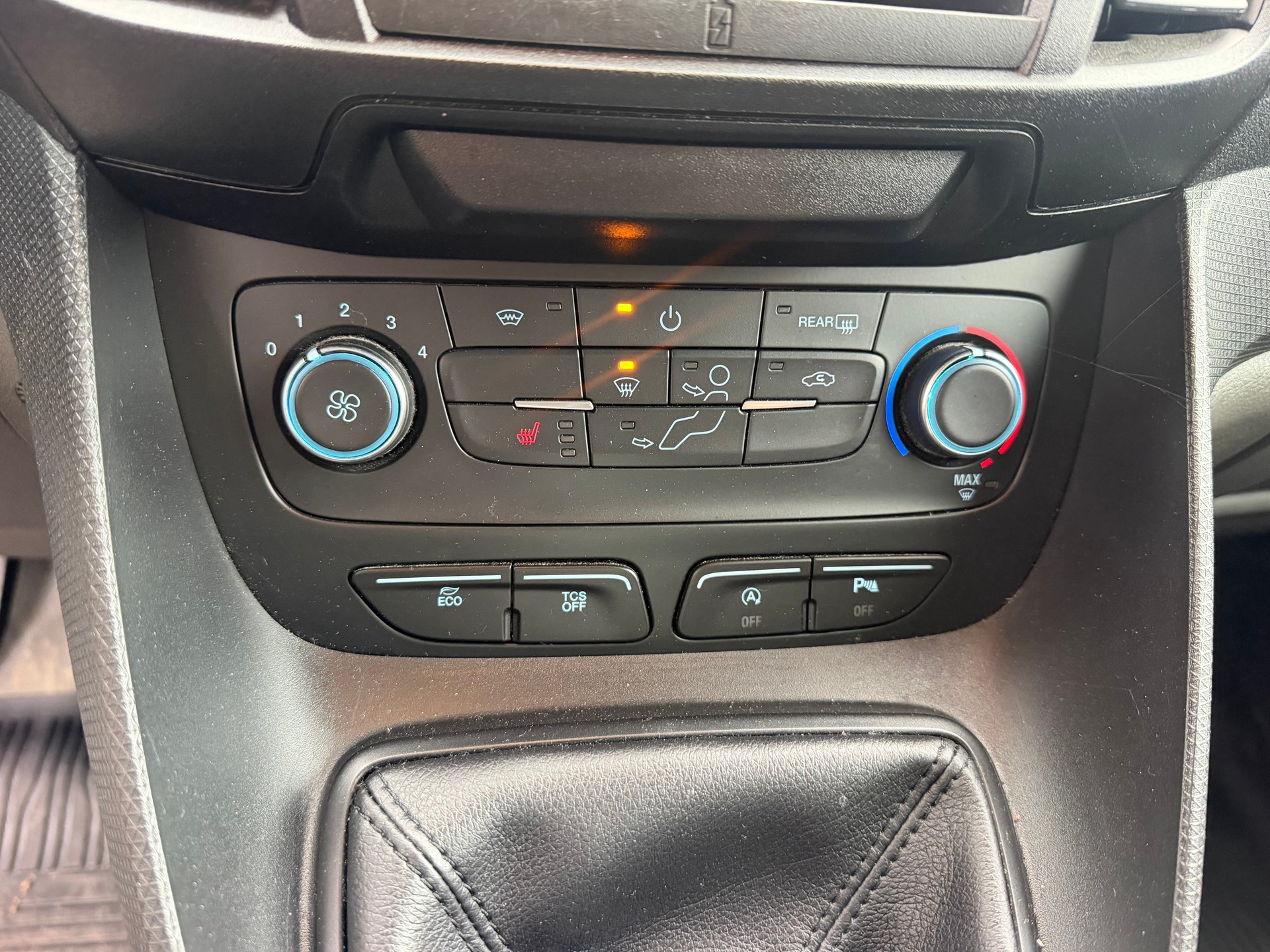 FORD Transit Connect Van T200 1.0 EcoBoost Ambiente-image-12