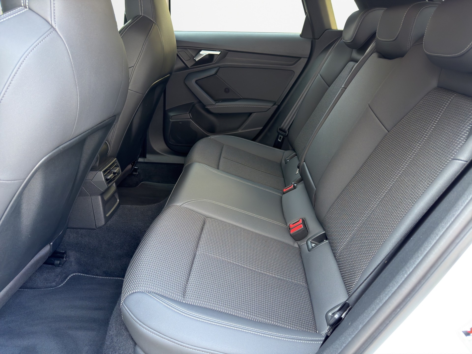 AUDI A3 Sportback 35 TFSI Attraction S-tronic-image-12