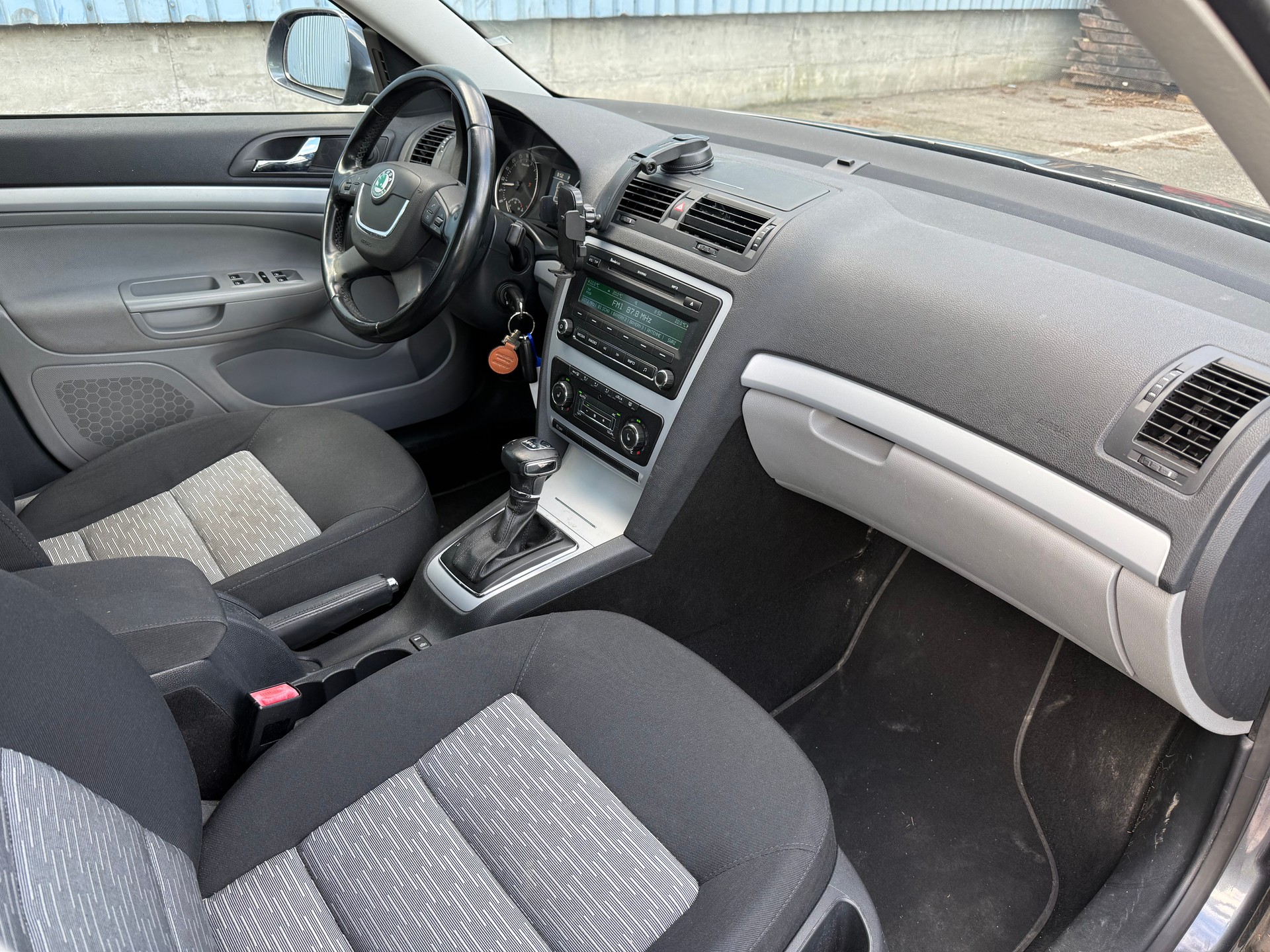 SKODA Octavia Combi 2.0 TDI Ambiente DSG-image-15