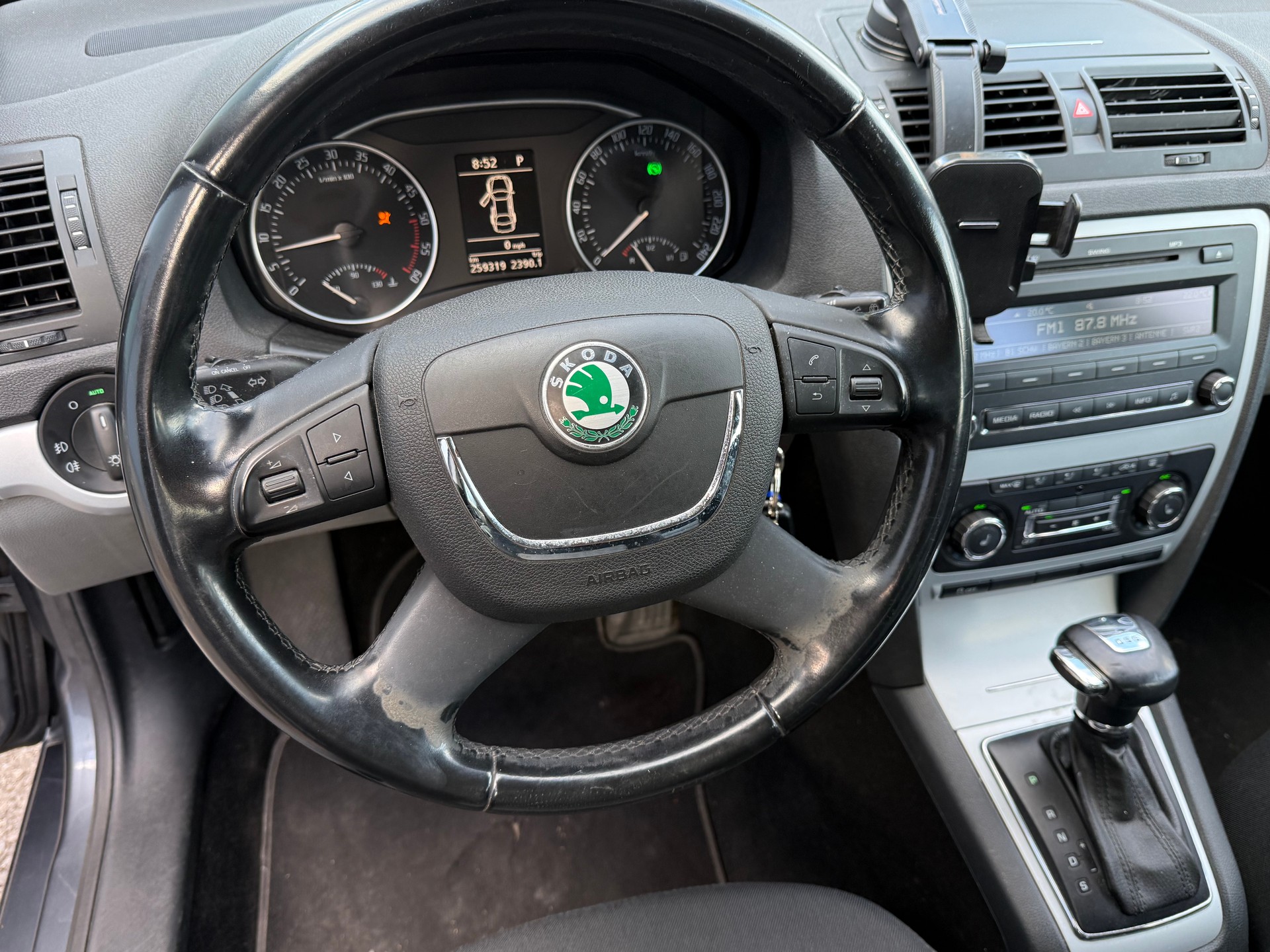 SKODA Octavia Combi 2.0 TDI Ambiente DSG-image-12