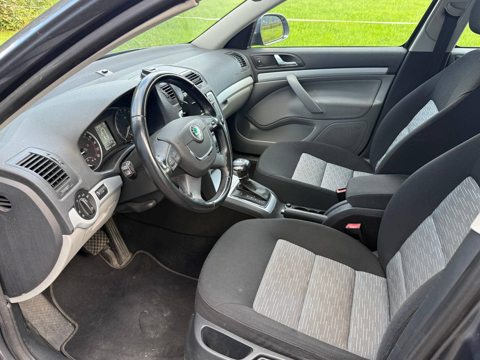 SKODA Octavia Combi 2.0 TDI Ambiente DSG-image-11