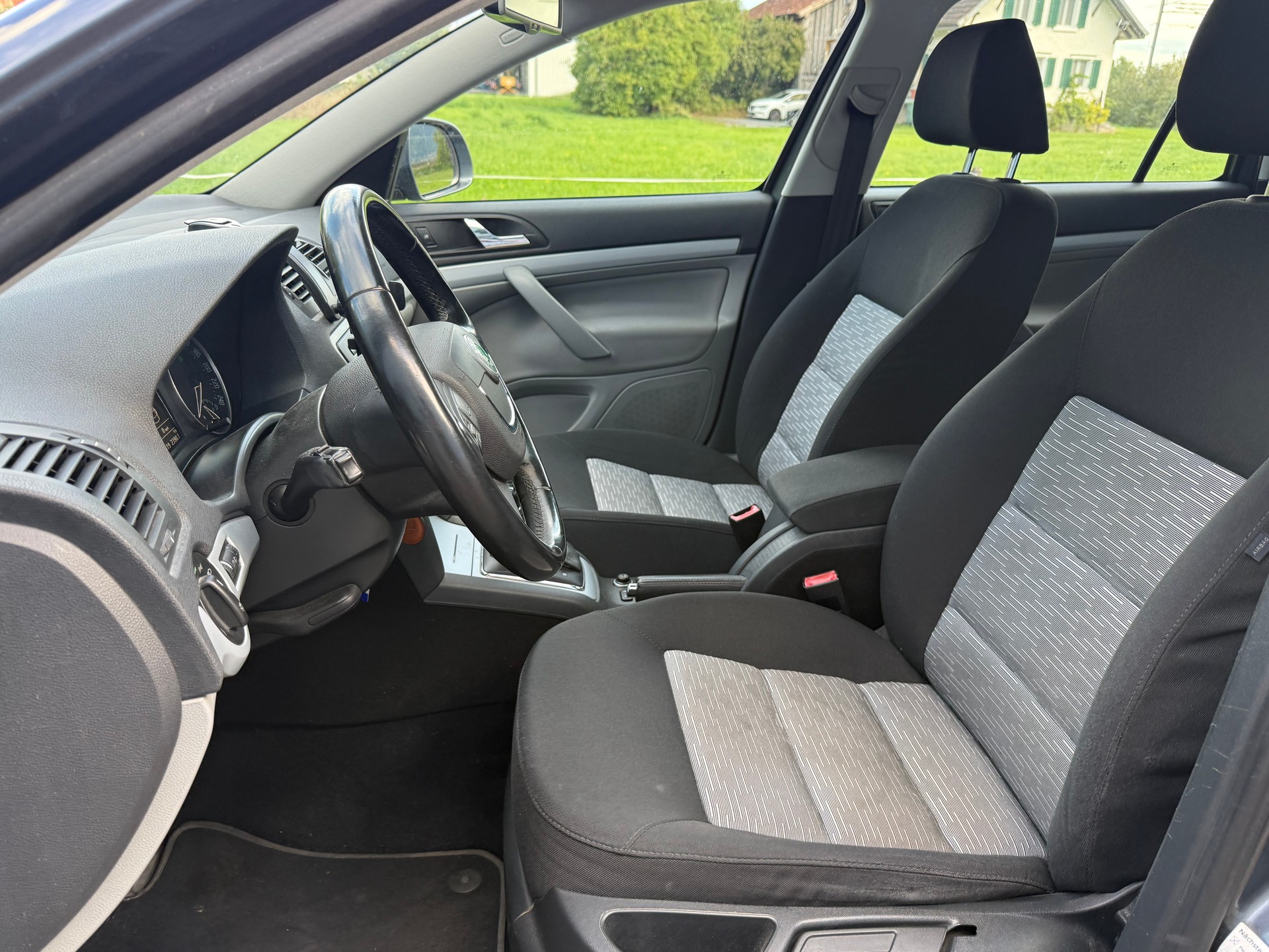 SKODA Octavia Combi 2.0 TDI Ambiente DSG-image-13