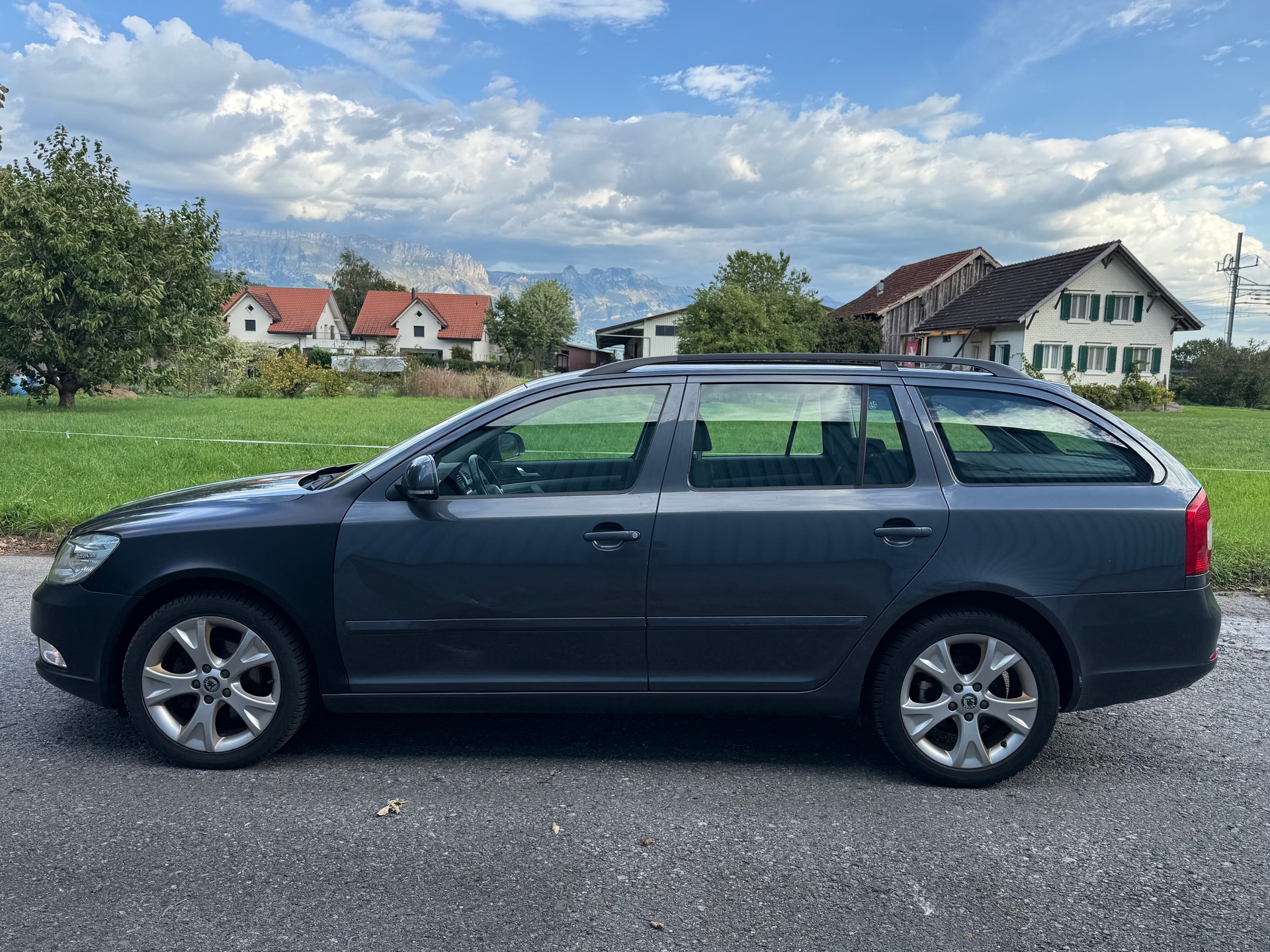 SKODA Octavia Combi 2.0 TDI Ambiente DSG-image-2