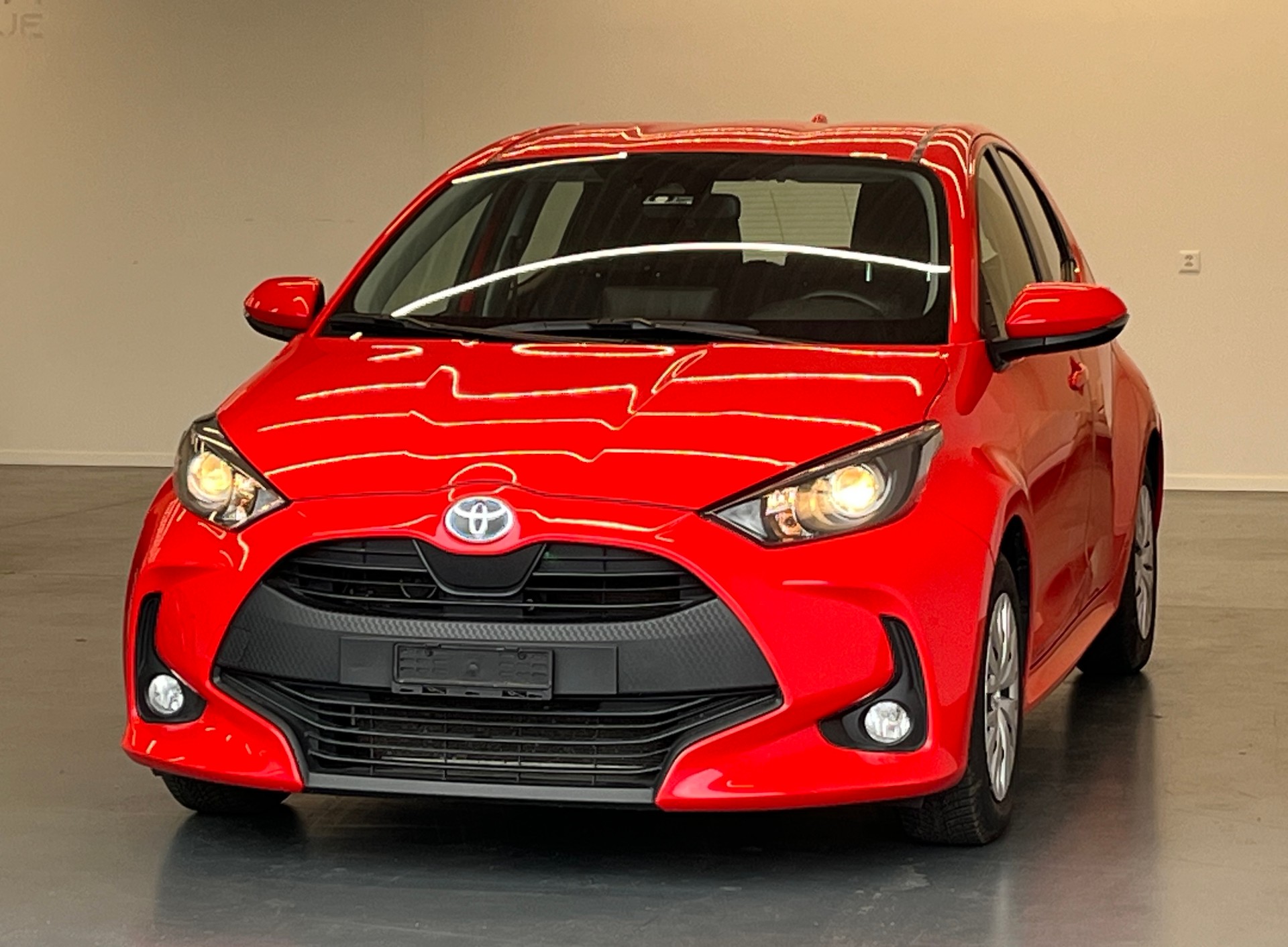 TOYOTA Yaris 1.5 Active e-CVT-showroom-element-1