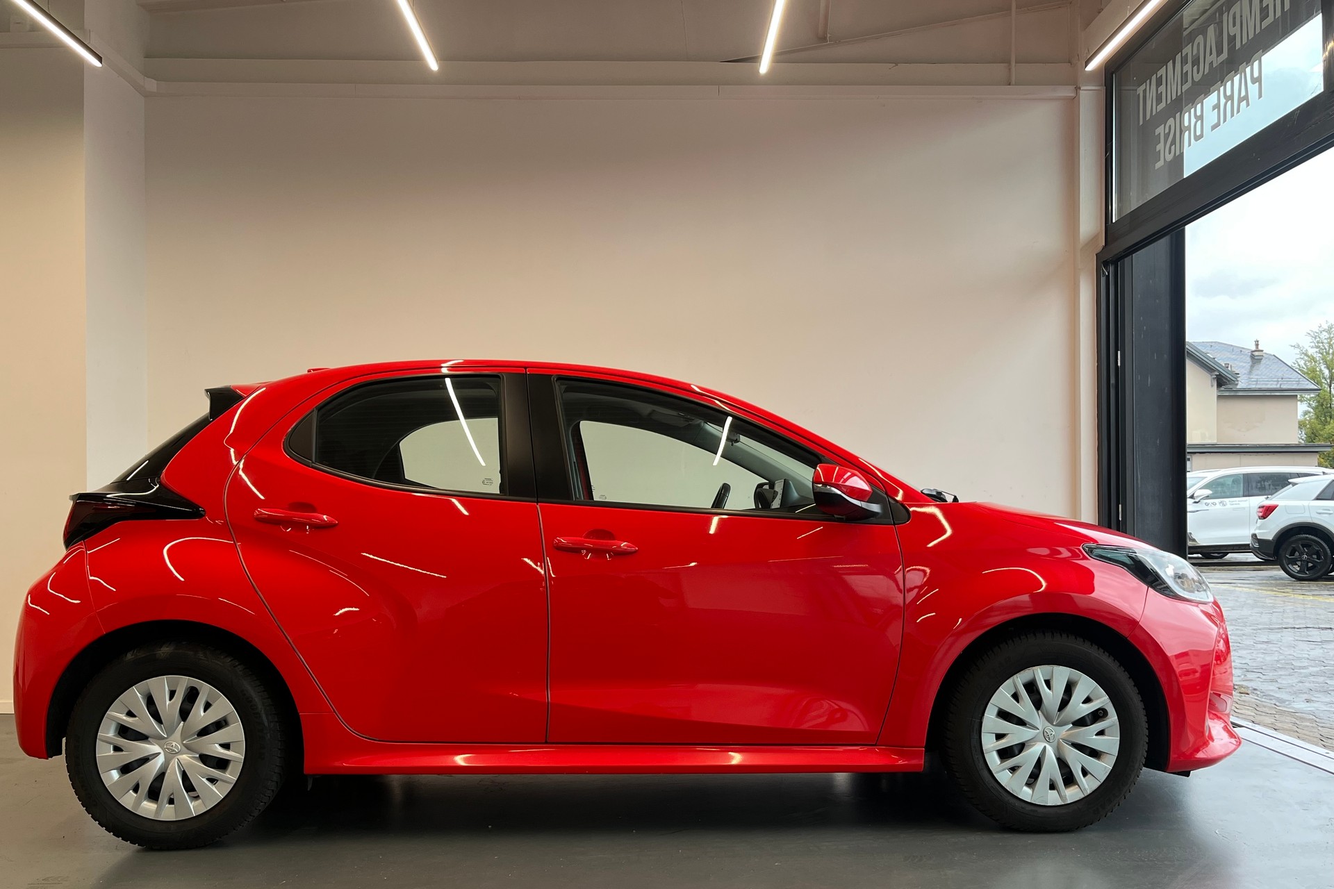 TOYOTA Yaris 1.5 Active e-CVT-showroom-element-3