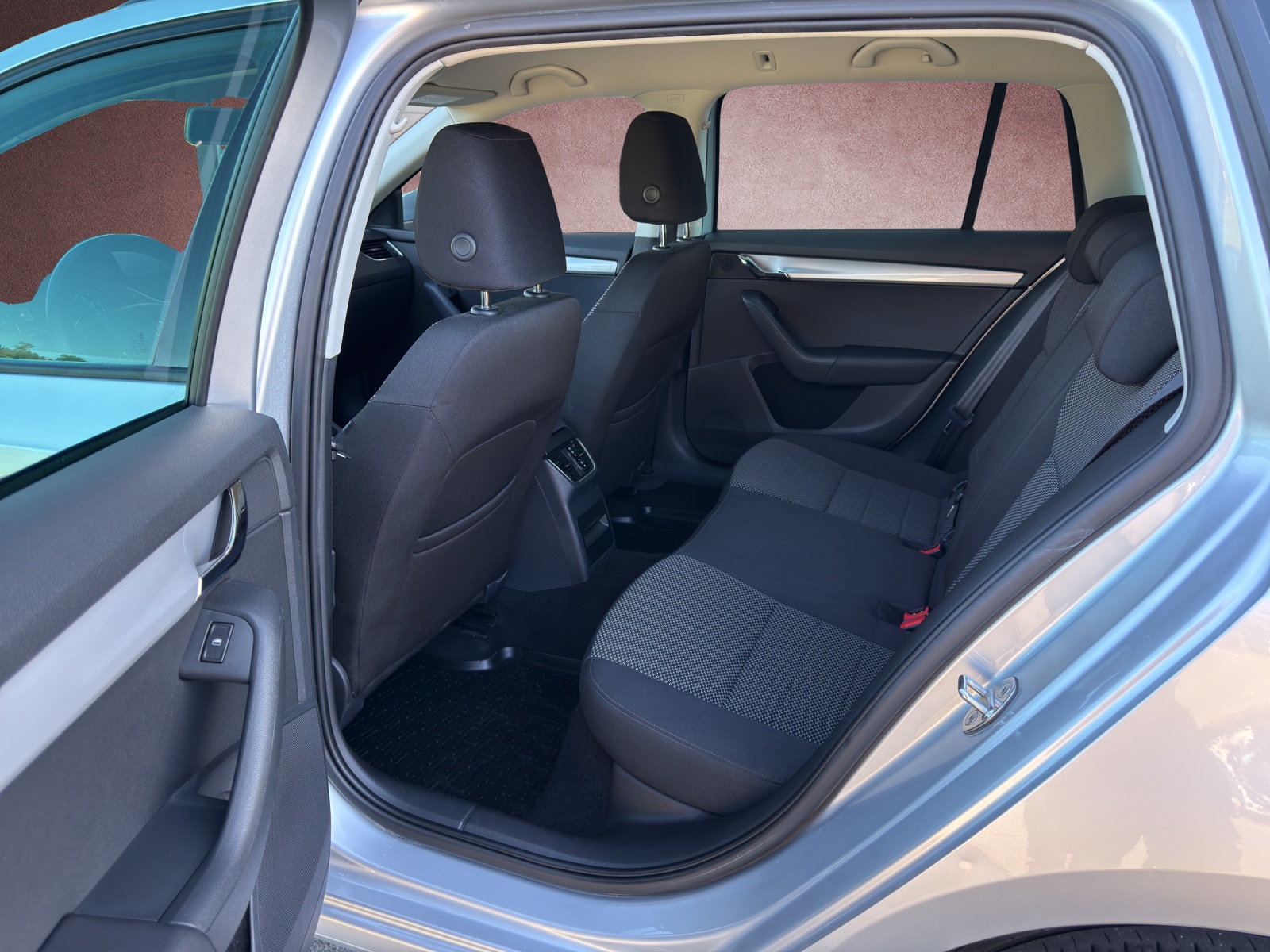SKODA Octavia Combi 1.4 TSI Ambition DSG-image-8