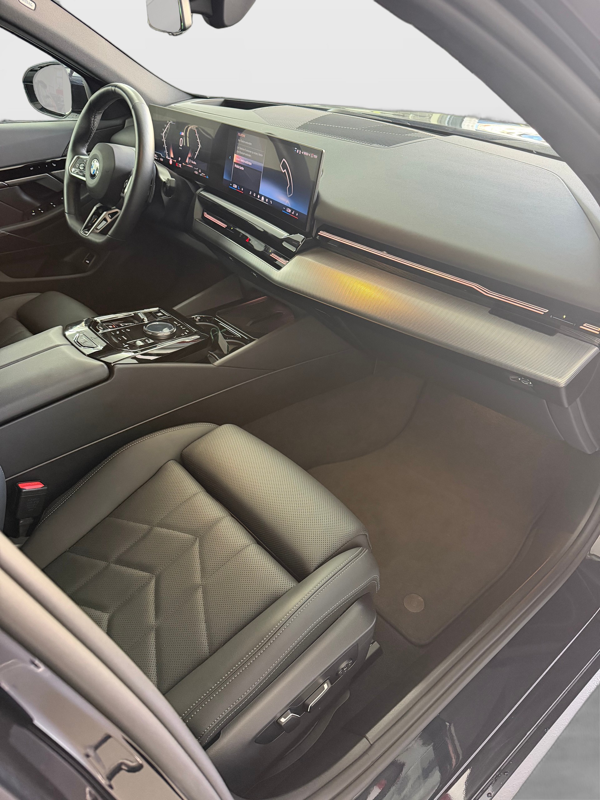 BMW 520d xDrive 48V Touring M Sport Steptronic-image-11