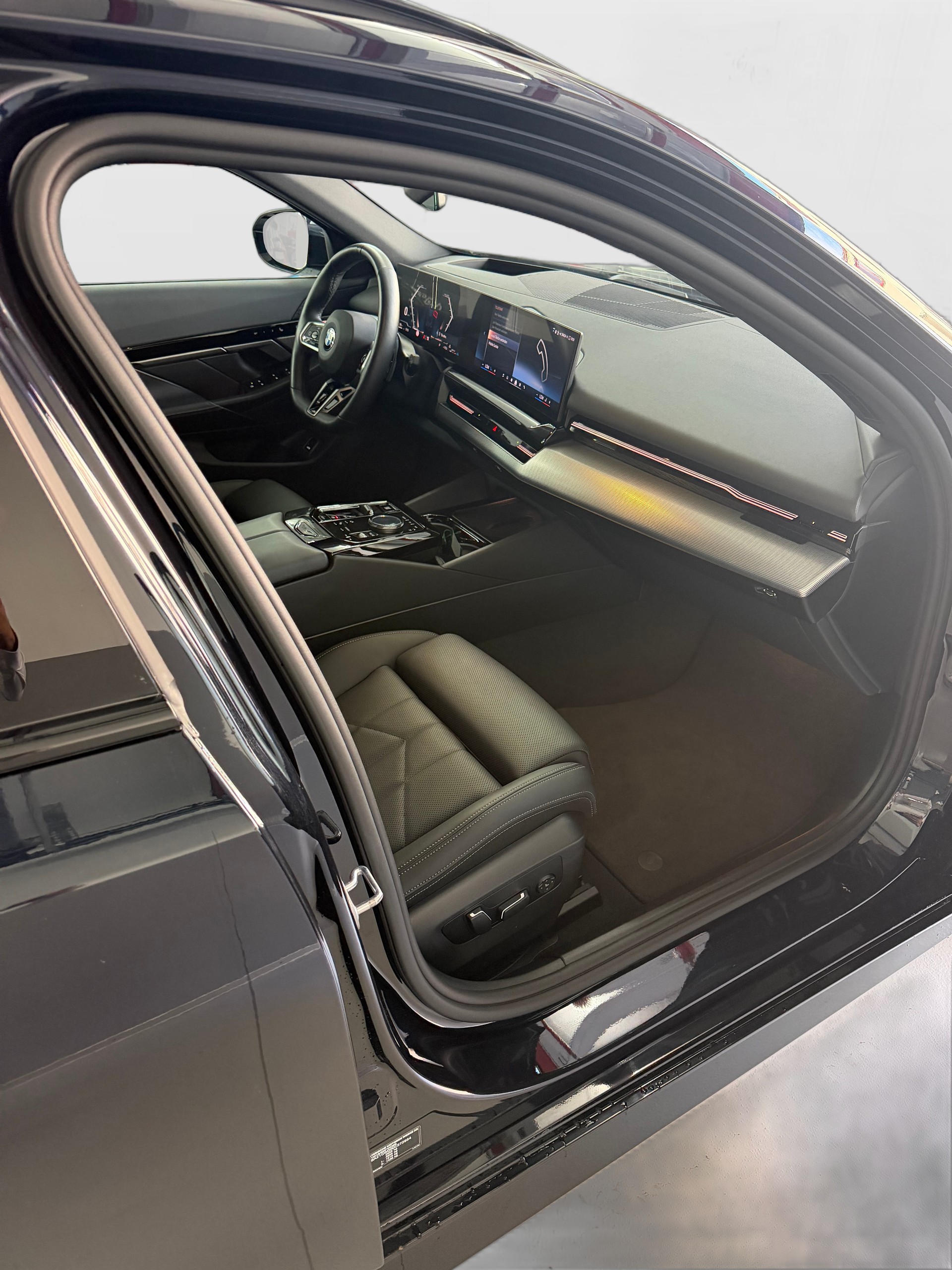 BMW 520d xDrive 48V Touring M Sport Steptronic-image-10