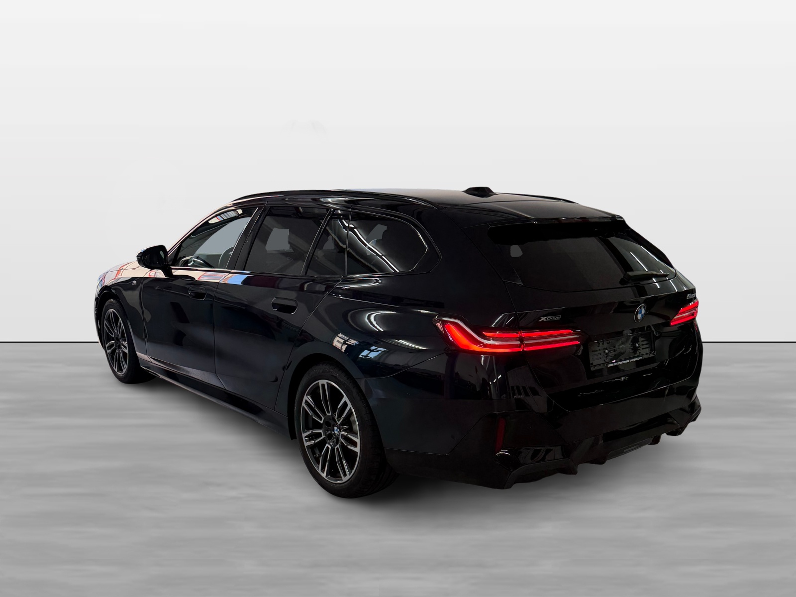 BMW 520d xDrive 48V Touring M Sport Steptronic-image-3