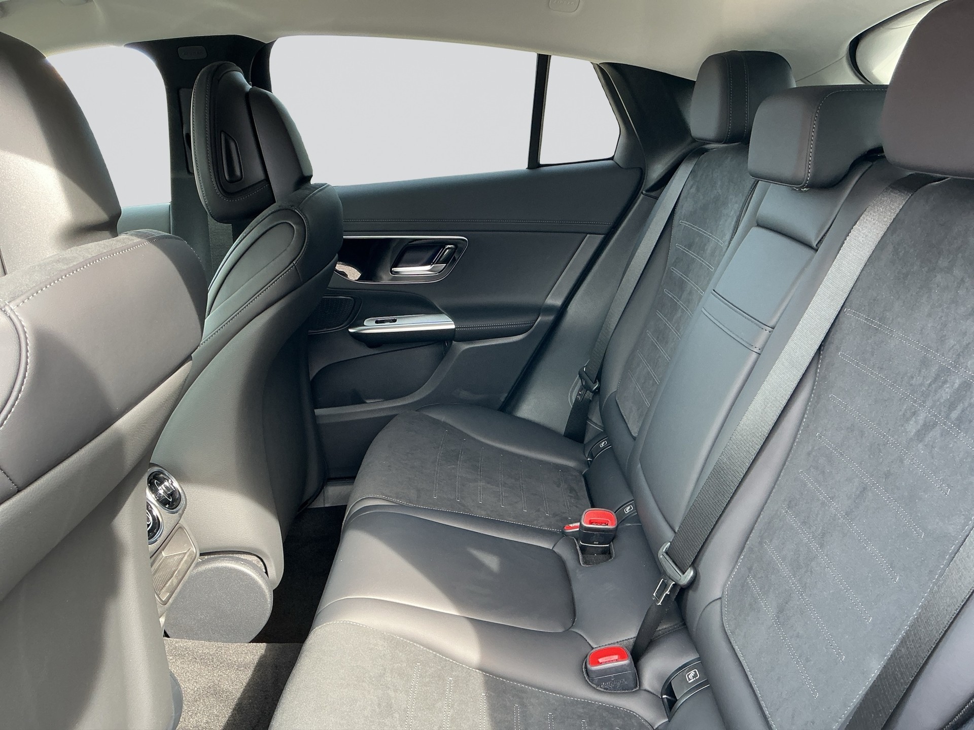 MERCEDES-BENZ GLC 300 e Coupé 4Matic 9G-Tronic AMG Line Night-image-11