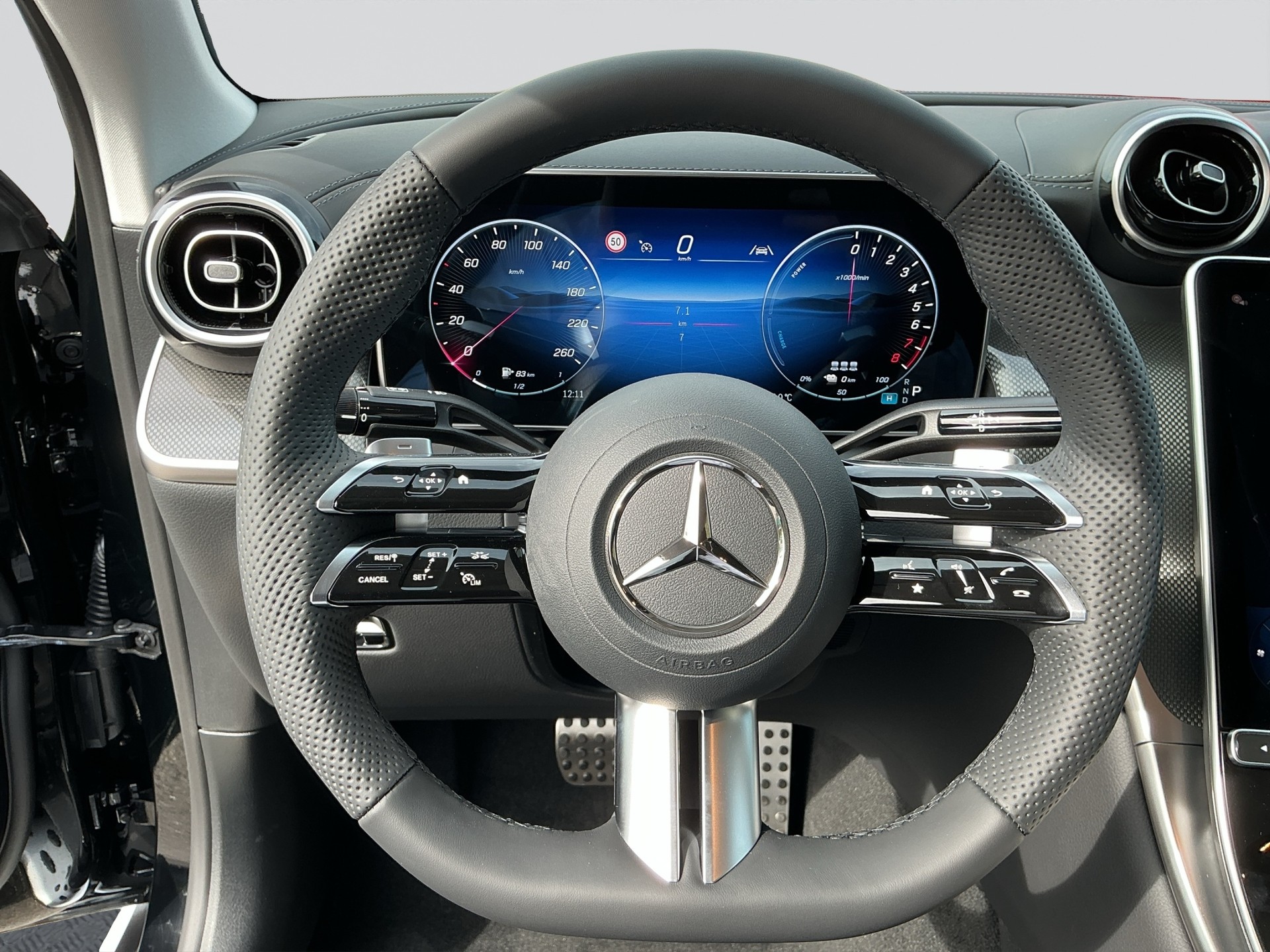 MERCEDES-BENZ GLC 300 e Coupé 4Matic 9G-Tronic AMG Line Night-image-9