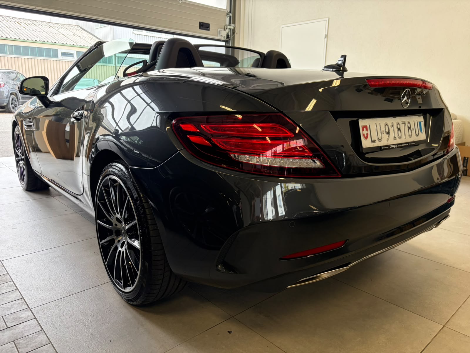 MERCEDES-BENZ SLC 180 AMG Line 9G-Tronic ** AMG **-image-4