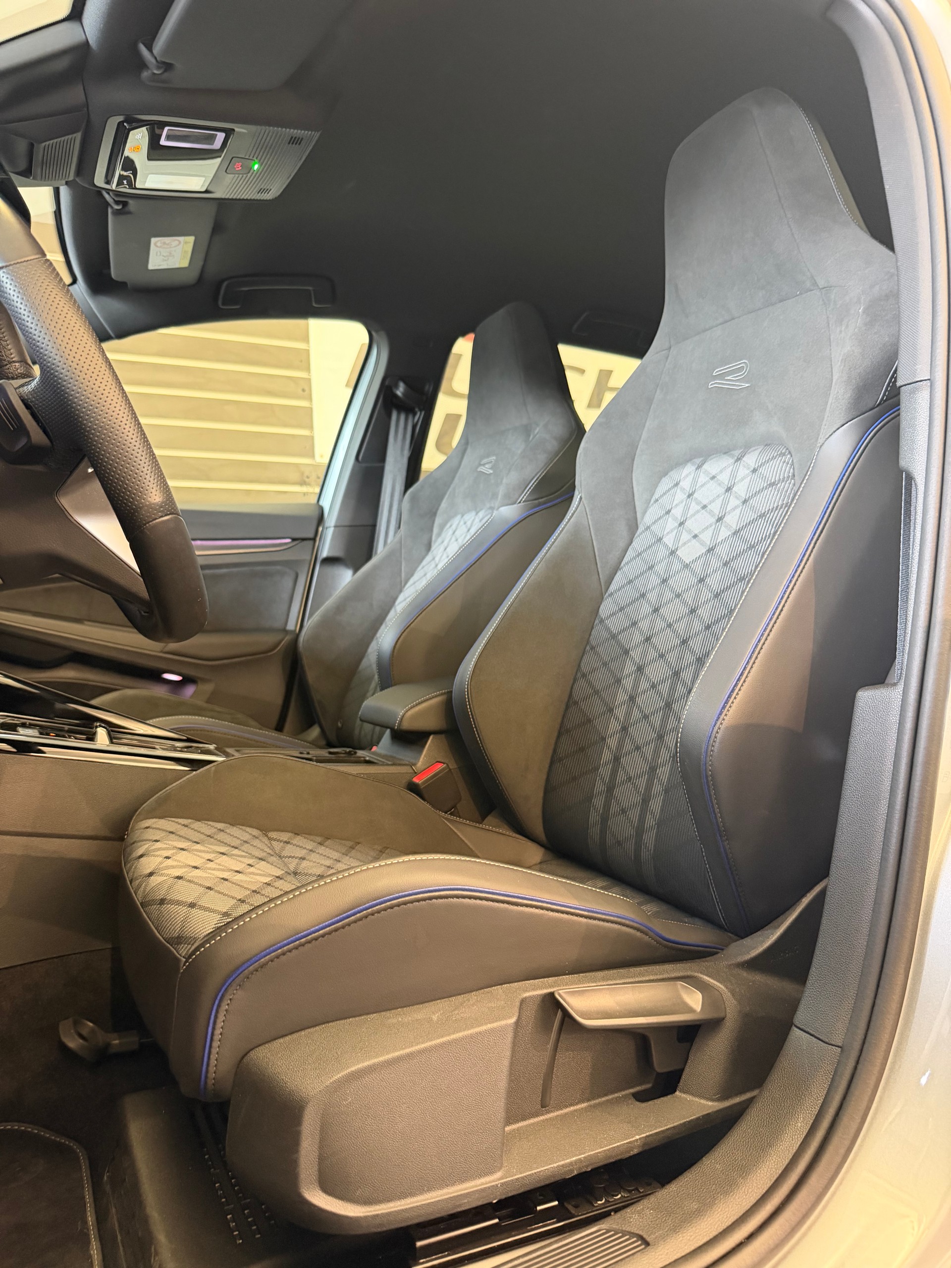 VW Golf VIII 1.5 eTSI R-Line DSG-image-6
