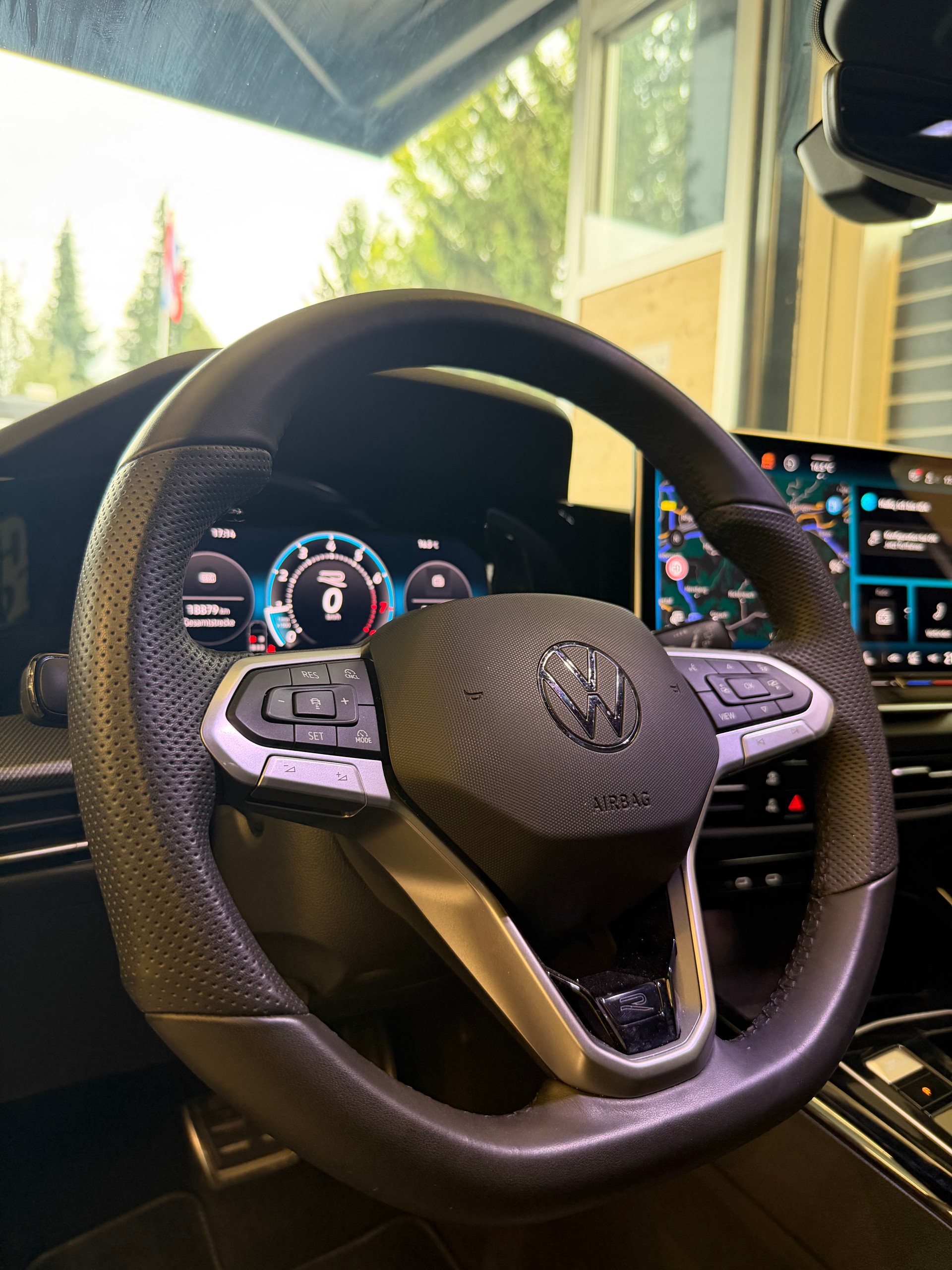 VW Golf VIII 1.5 eTSI R-Line DSG-image-13