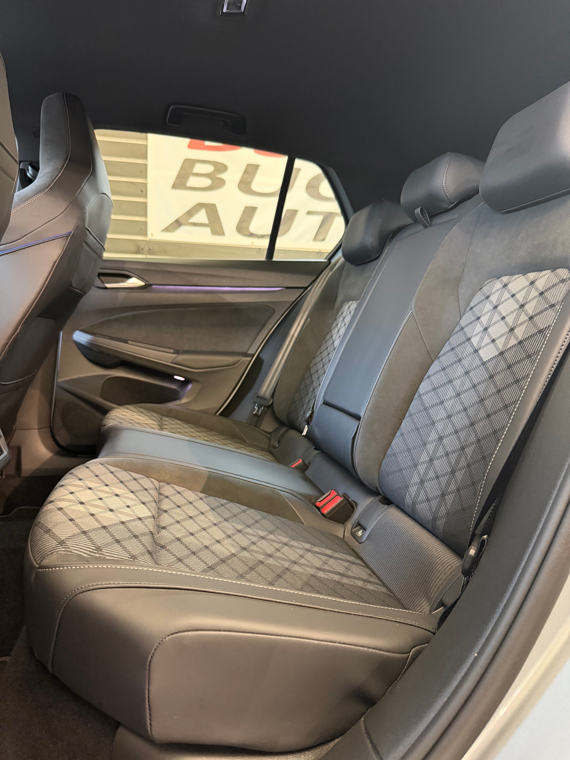 VW Golf VIII 1.5 eTSI R-Line DSG-image-8
