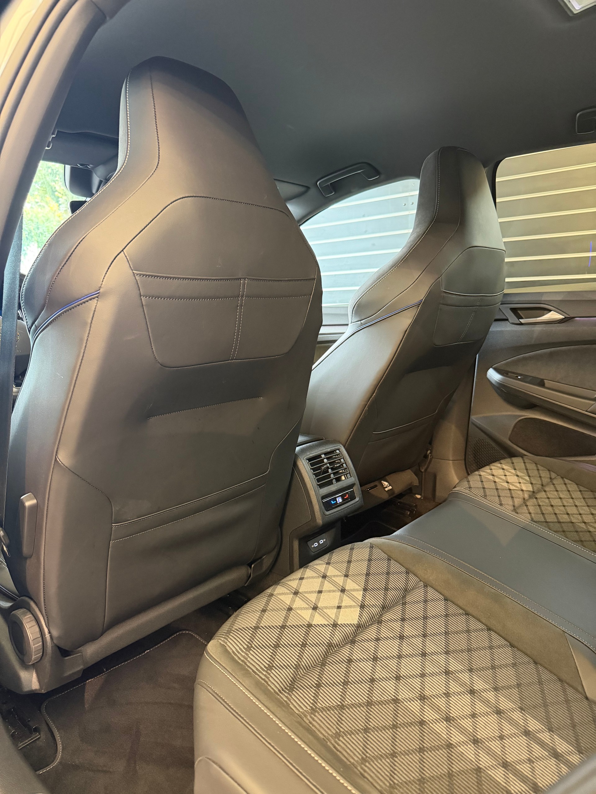 VW Golf VIII 1.5 eTSI R-Line DSG-image-7