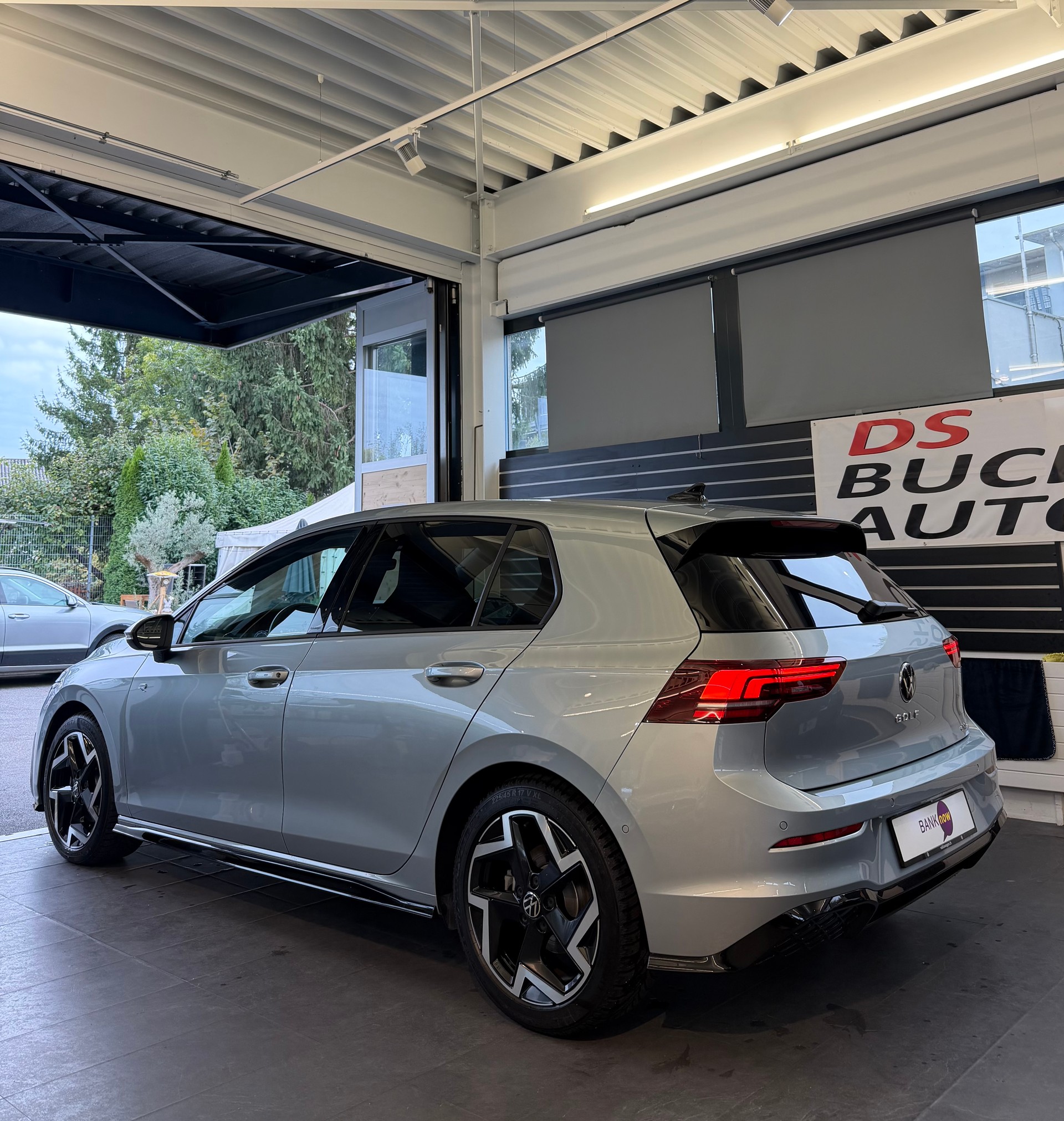 VW Golf VIII 1.5 eTSI R-Line DSG-image-4