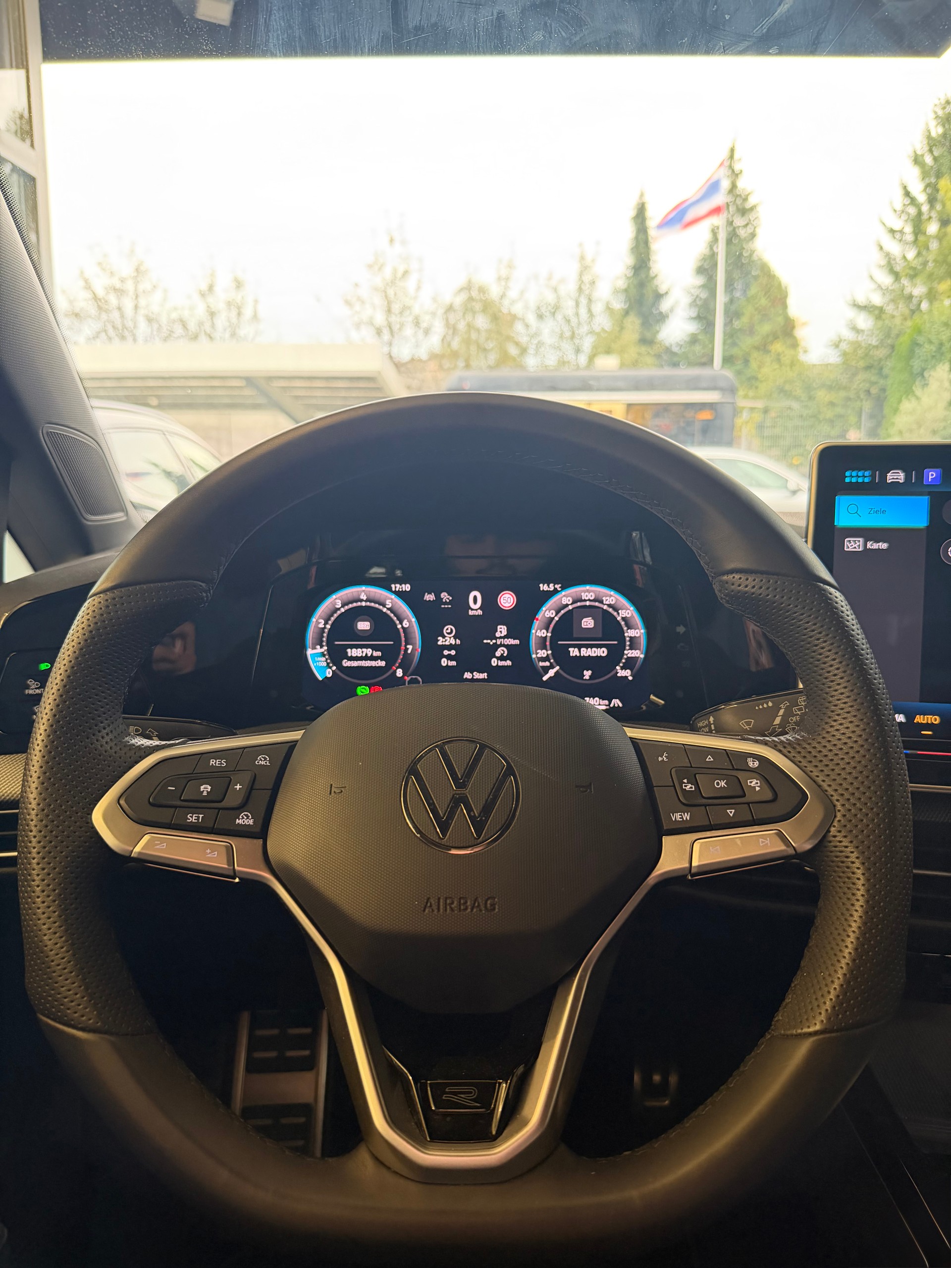 VW Golf VIII 1.5 eTSI R-Line DSG-image-14