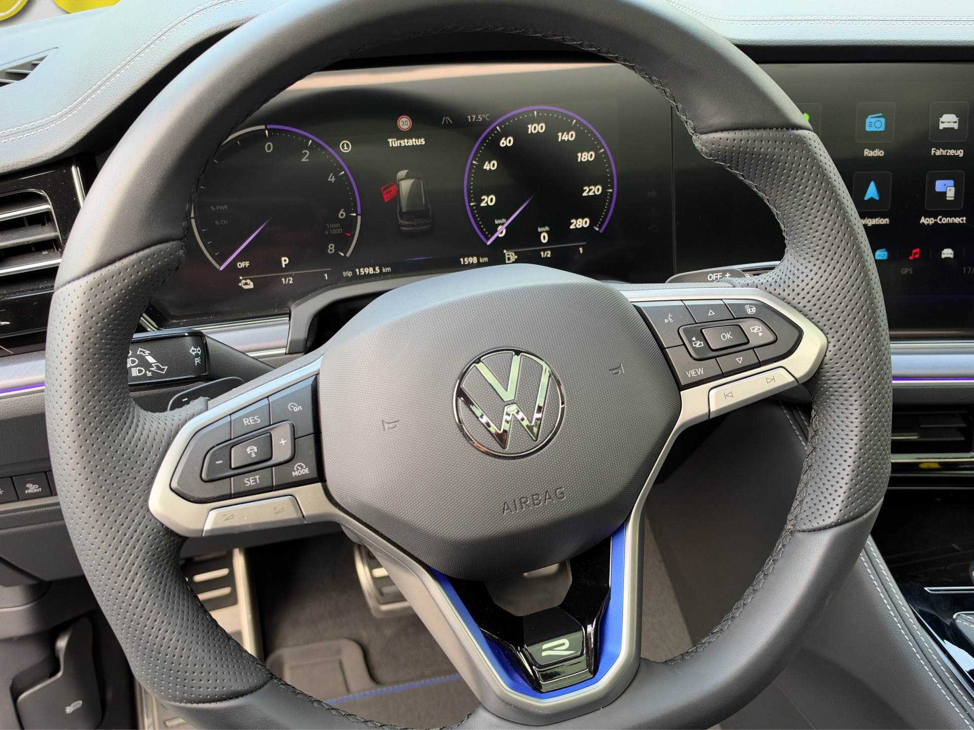 VW Touareg 3.0TSIe Hybrid R 4x4-image-17