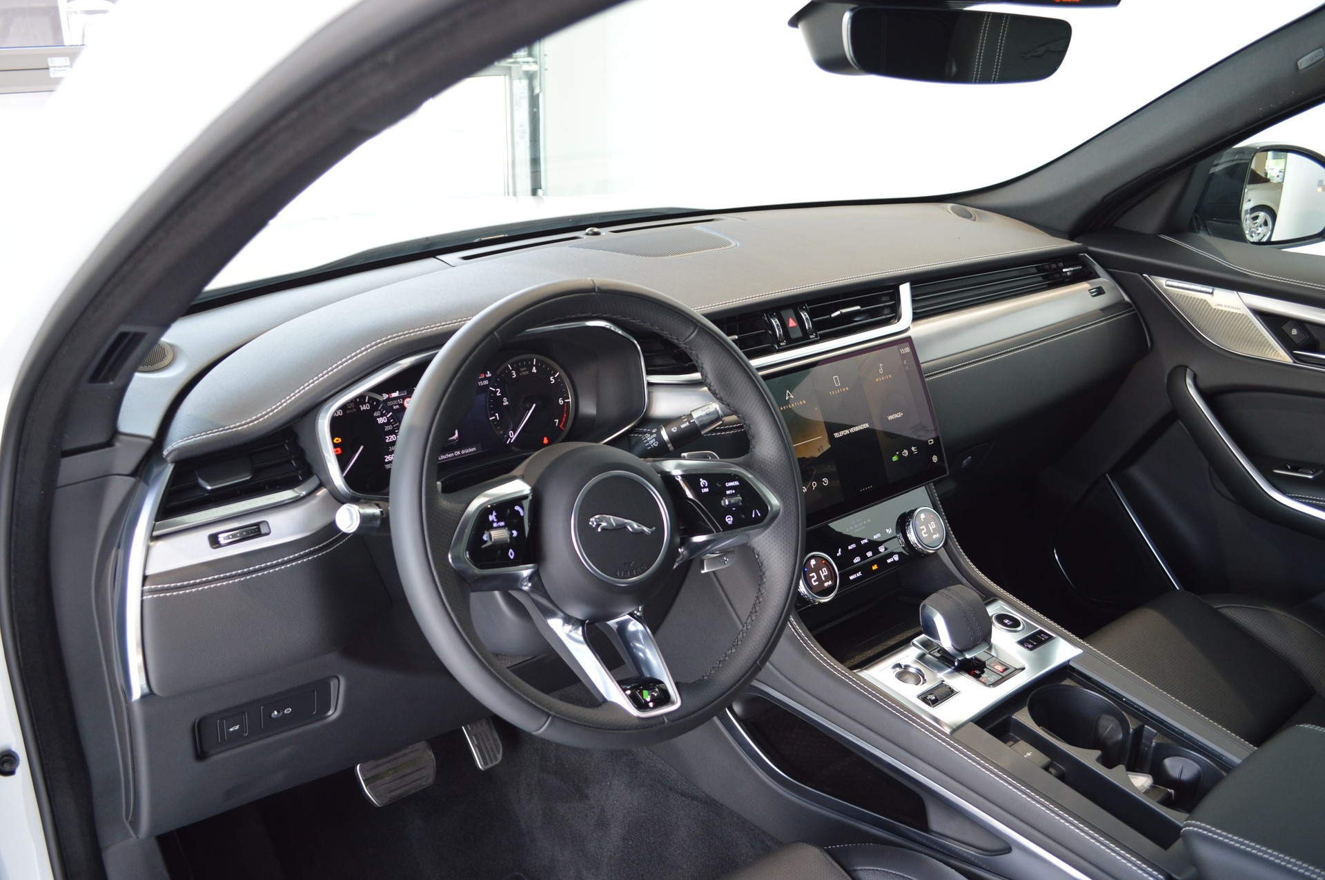 JAGUAR F-Pace 2.0 P250 R-Dynamic SE AWD-image-4