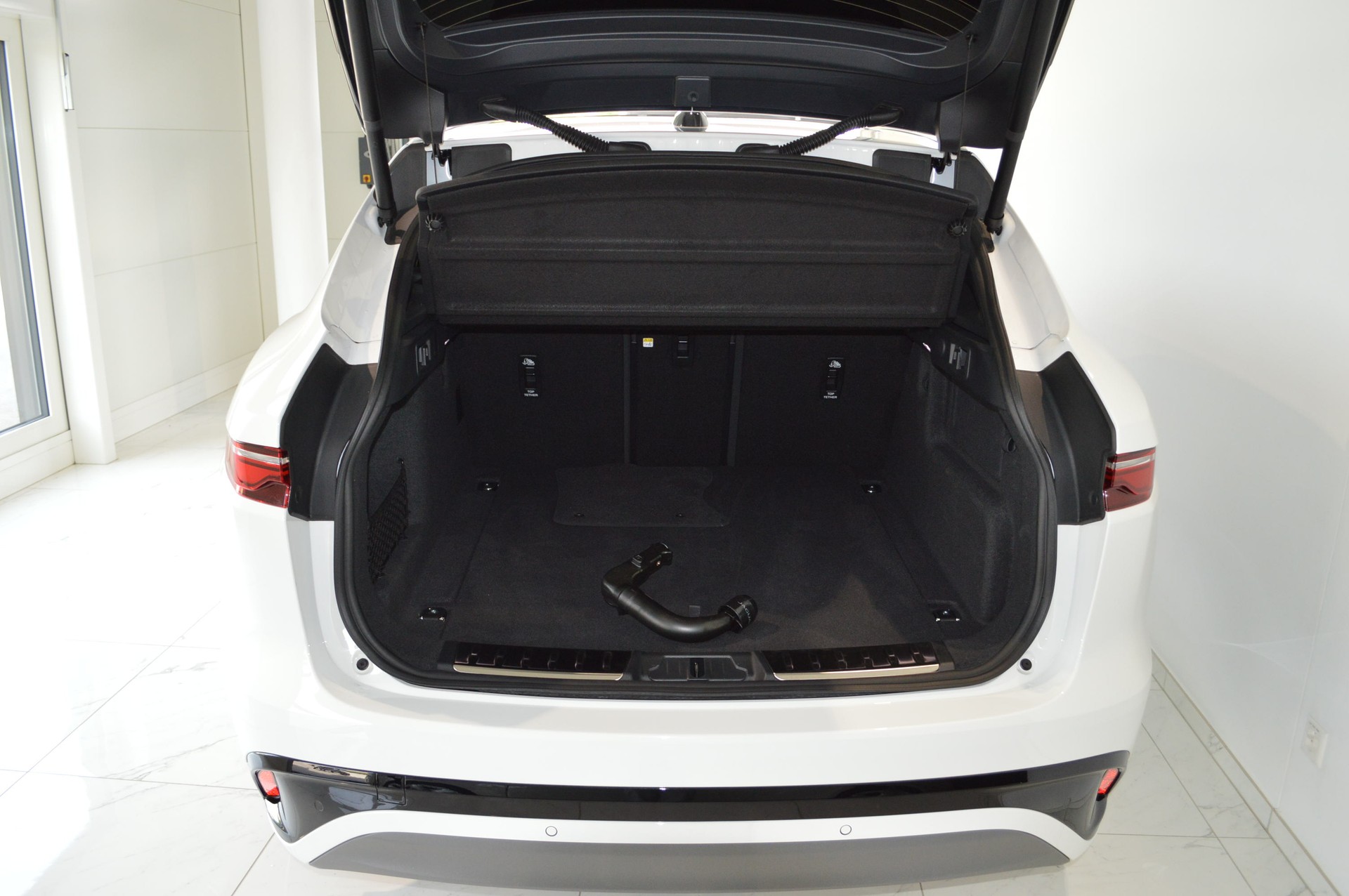 JAGUAR F-Pace 2.0 P250 R-Dynamic SE AWD-image-8