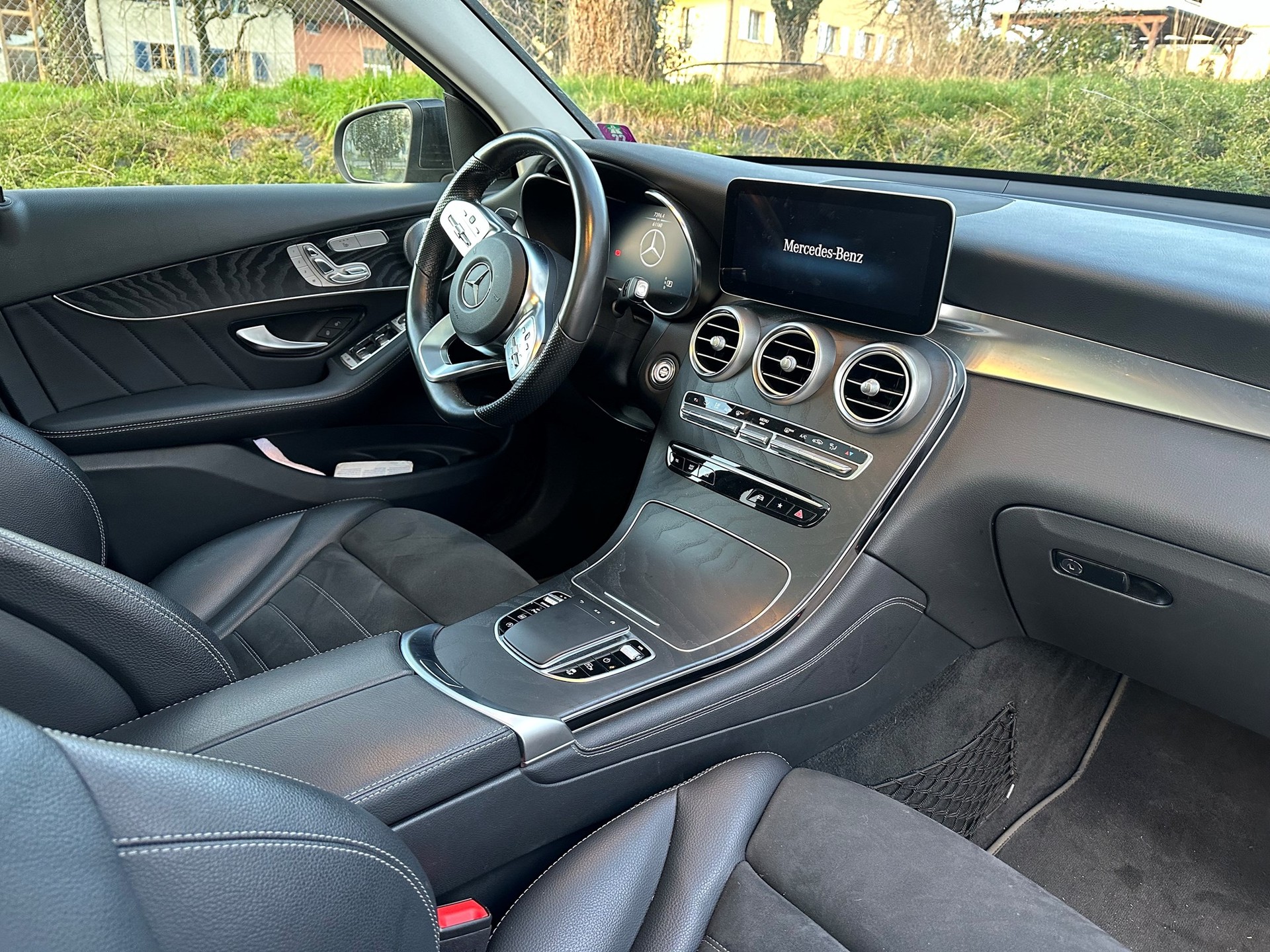 MERCEDES-BENZ GLC 300 AMG Line 4Matic 9G-Tronic-image-4