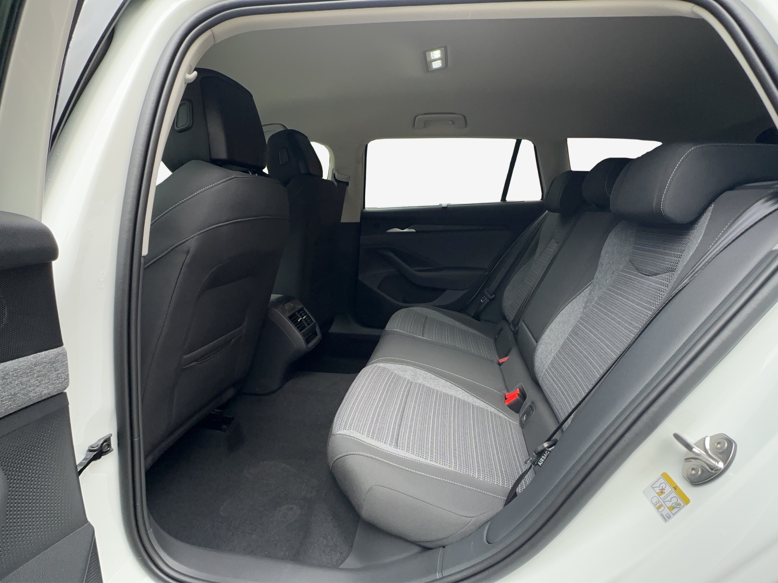 SKODA Superb Combi 2.0 TDi Selection DSG-image-8